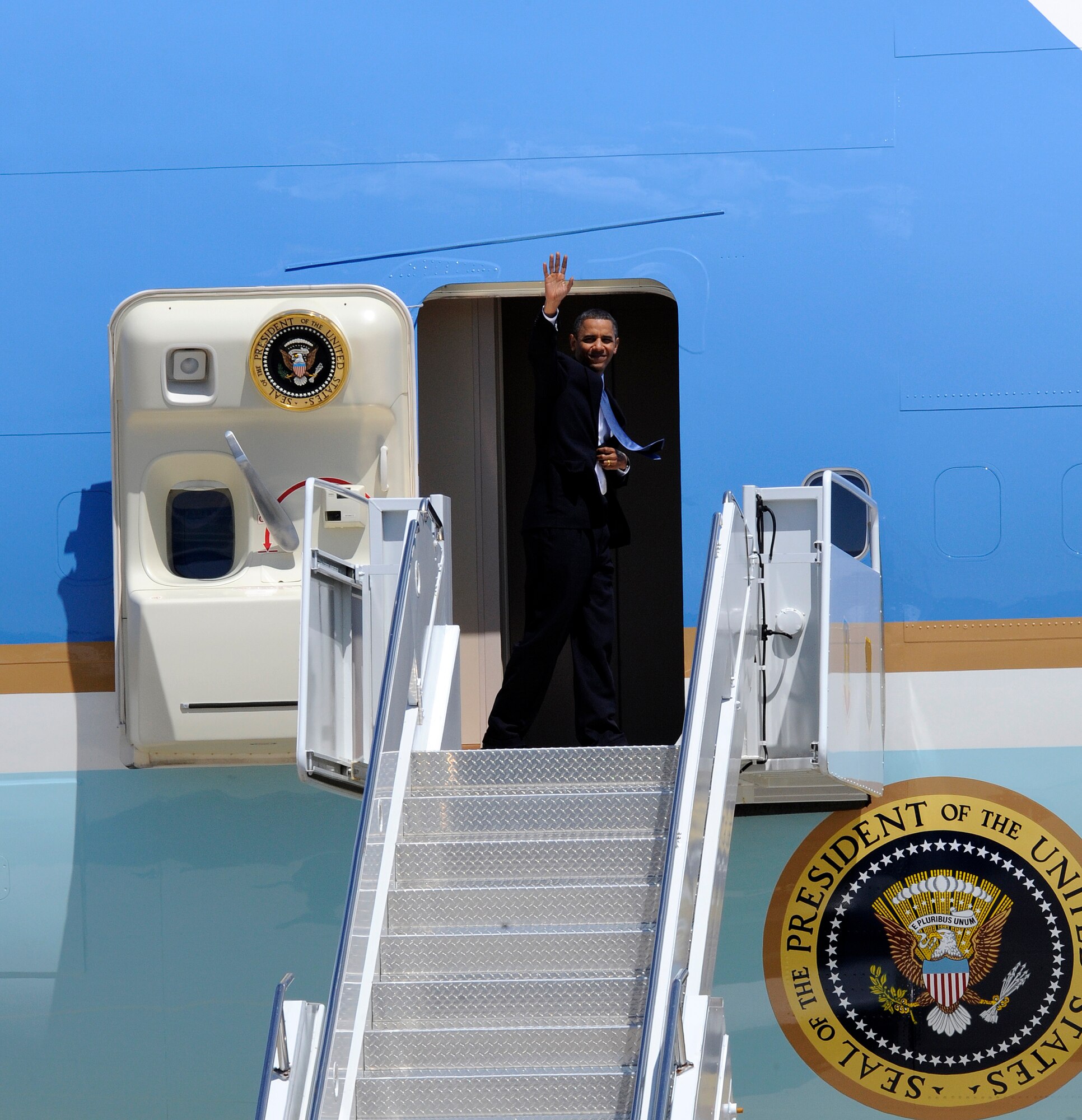 LANGLEY AIR FORCE BASE, Va. -- President Barack Obama bids farewell to the crowd of enthused Team Langley members during his first visit to Langley May 9. President Obama delivered the commencement address at nearby Hampton University, emphasizing the importance of education and good citizenship to graduates. (U.S. Air Force photo/Senior Airman Dana Hill)