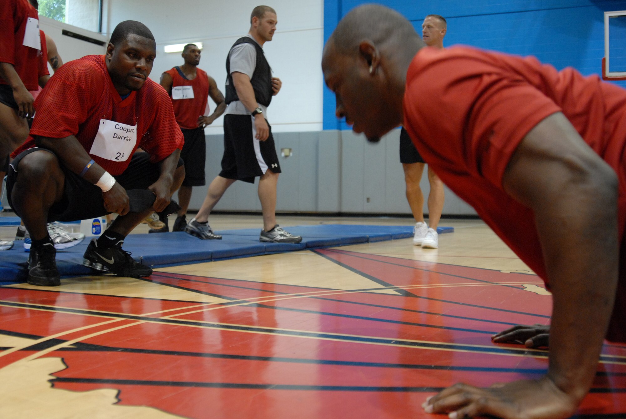 Darico Cooper, 1st Special Operations Force Support Squadron, counts push-ups for National Football League linebacker Rocky McIntosh, Washigton Redskins #52, during the Air Commandos vs. Rocky McIntosh Competition at Hurlburt Field, Fla., May 4, 2010.  More than 40 Hurlburt Airmen had the chance to meet and compete against the Washington Redskins linebacker in push-ups, sit-ups, pull-ups and a three-point basketball shootout at the Aderholt Fitness Center. (DoD photo by U. S. Air Force Staff Sgt. Orly N. Tyrell/Released)