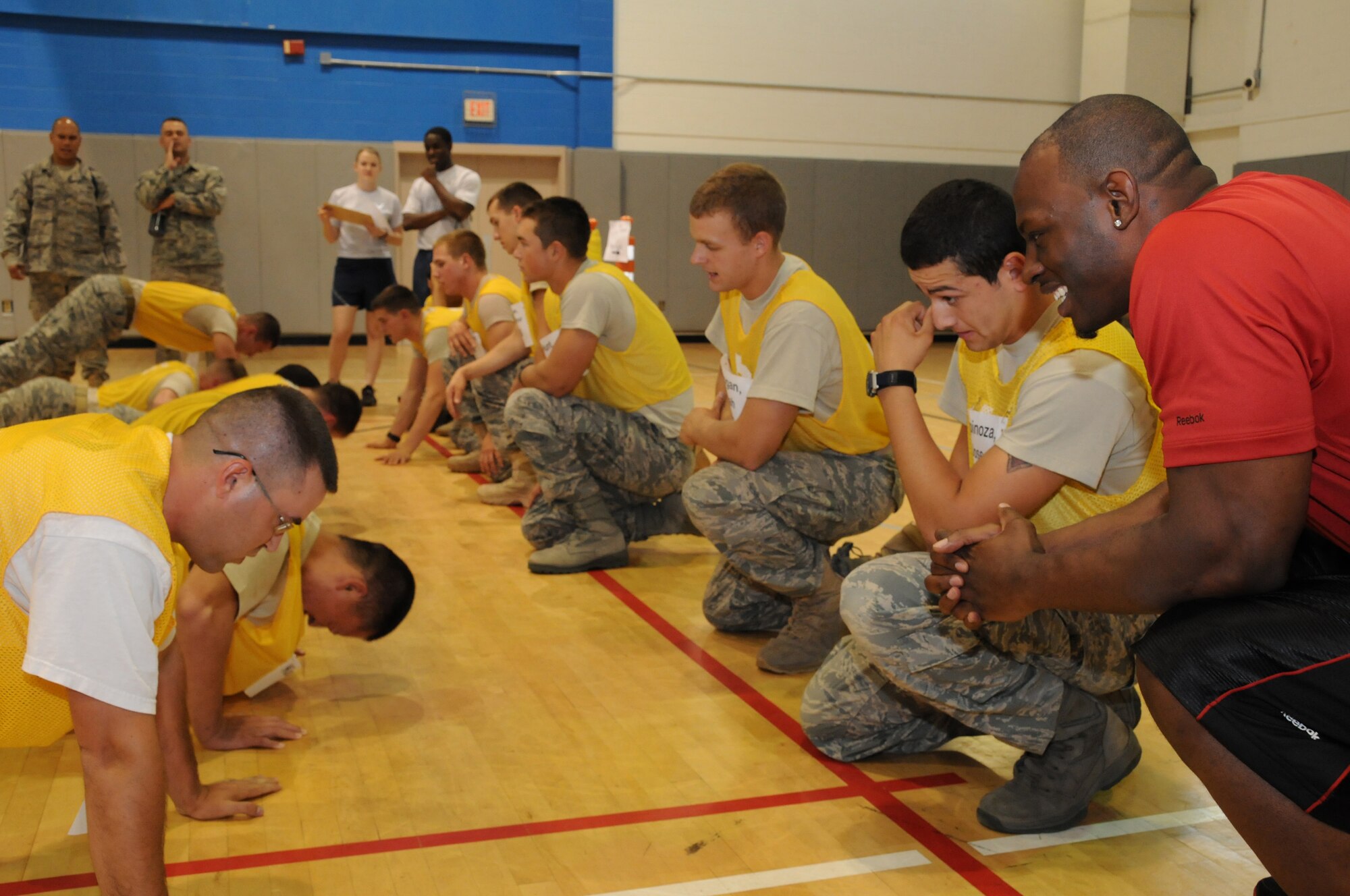 Rocky McIntosh, #52, linebacker for the Washington Redskins, heckels a competitor during the Air Commandos vs. Rocky McIntosh Competion at Hurlburt Field, Fla., May 4, 2010.  More than 40 Hurlburt Airmen and civilians had the chance to meet and compete against the Washington Redskins linebacker in push-ups, sit-ups, pull-ups and a three-point basketball shootout at the Aderholt Fitness Center.  (U. S. Air Force photo by Reuben Garcia/Released)