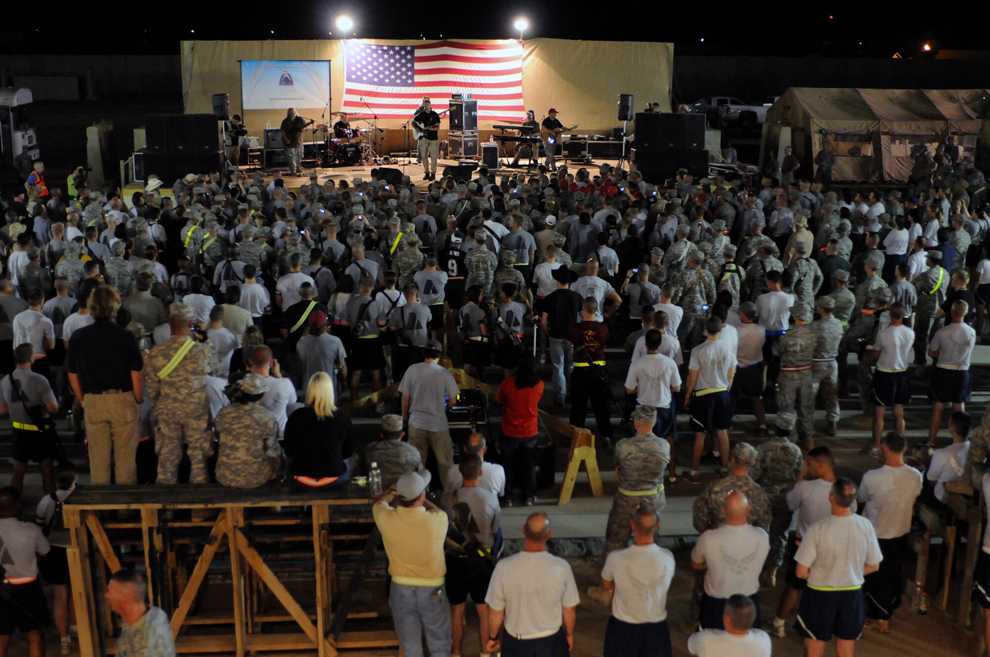 Darryl Worley and his band members play a song for deployed military and civilian audience members during a concert at Joint Base Balad, Iraq, May 1, 2010. (U.S. Air Force photo/Master Sgt. Linda C. Miller/Released)