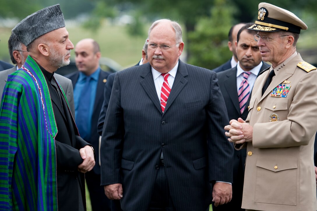 Afghan President Hamid Karzai Left John Metzler Superintendent Of Arlington National Cemetery 8003