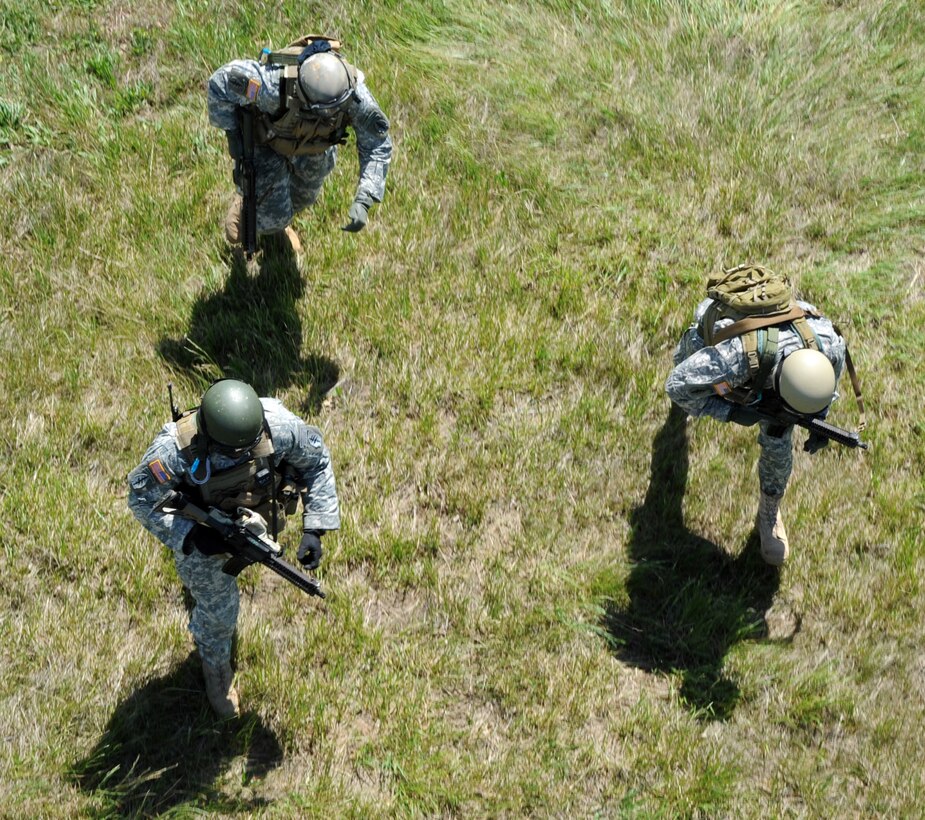 JOINT BASE ANDREWS, Md. - Three U.S. Army Special Forces soldiers from the 7th Special Forces Group (airborne) approach their UH-60 Blackhawk Aircraft as part of an extraction exercise using the Fast Rope Infiltration/Exfiltration System. The demonstration is part of the Joint Service Open House 2010 here May 14-16. (U.S. Air Force photo by Senior Airman Melissa V. Brownstein)