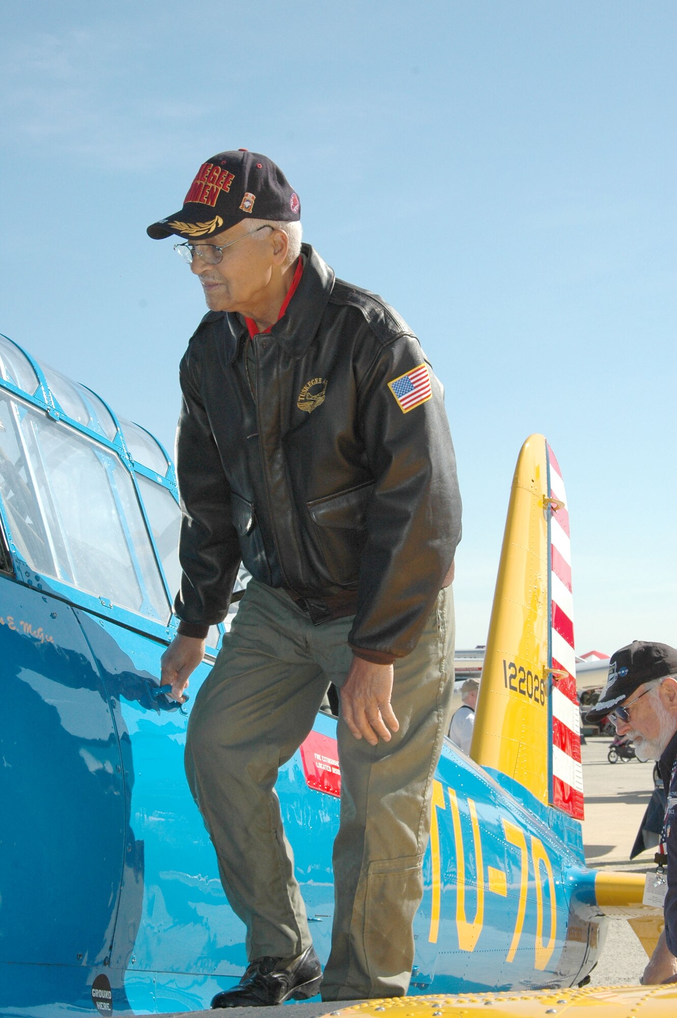 JOINT BASE ANDREWS, Md. - A Tuskegee Airman unveils a BT-13 replica.
(U.S. Navy photo by Mass Communication Specialist 2nd Class George Trian)