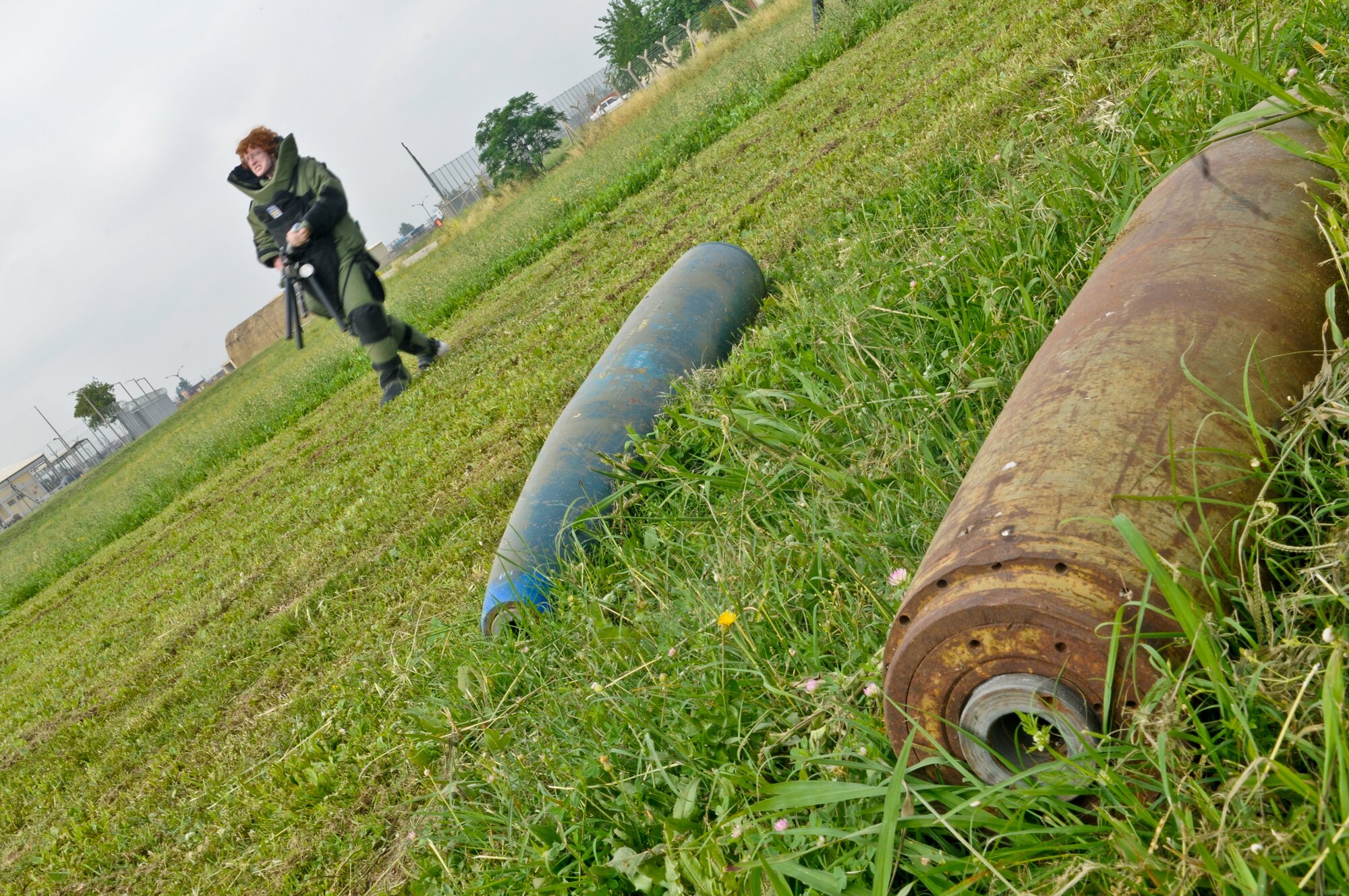 Cays Moore carries an ordnance disposal device around an obstacle course set up by the 39th Civil Engineer Squadron during the “Amazing Race” challenge Saturday May 15, 2010 Incirlik Air Base, Turkey. With 12 challenges, teams of two worked together to complete the obstacles or had the option to pay out of the obstacle to progress. (U.S. Air Force photo/Senior Airman Alexandre Montes)