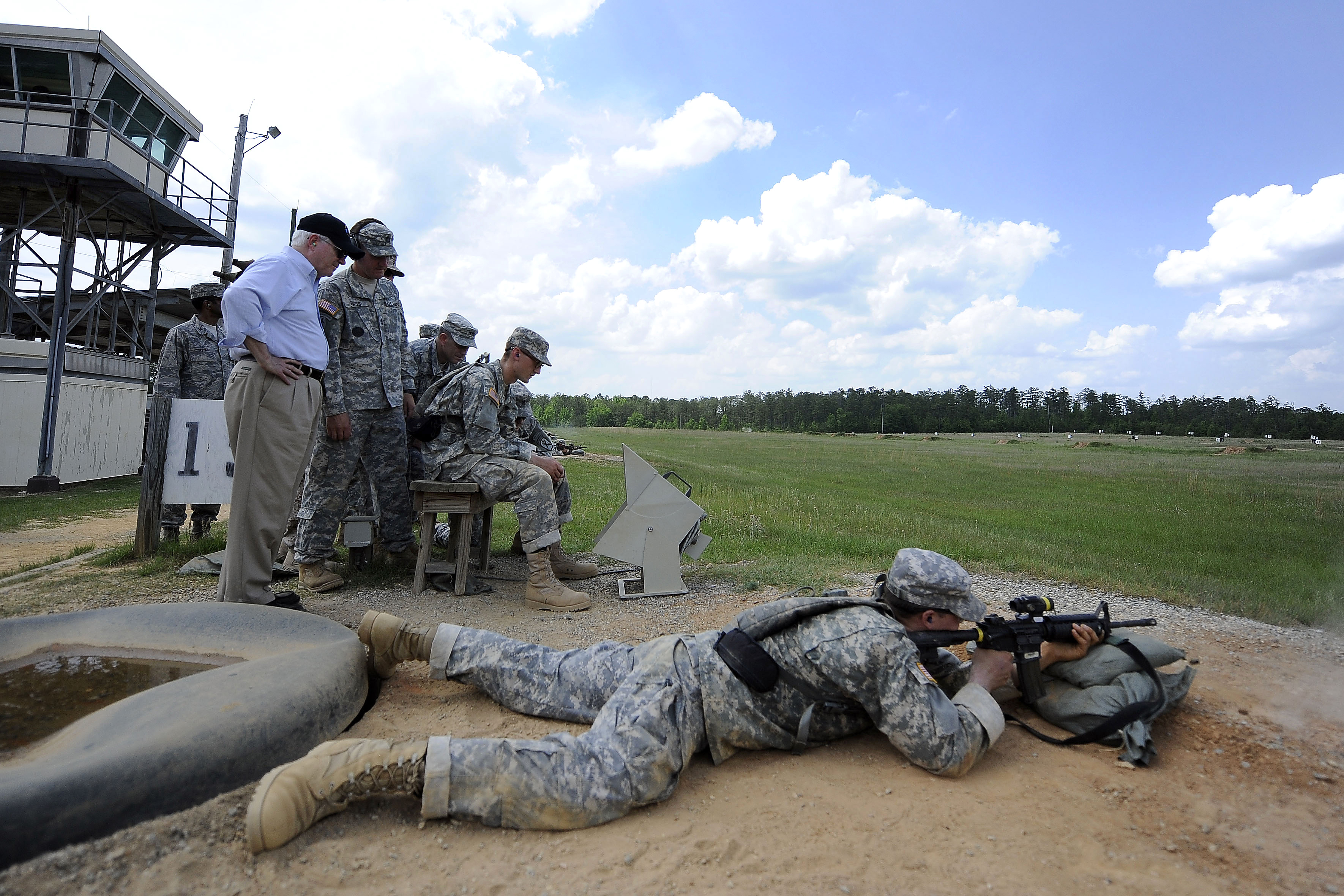 Defense Secretary Robert M. Gates watches as Army Basic Trainees
