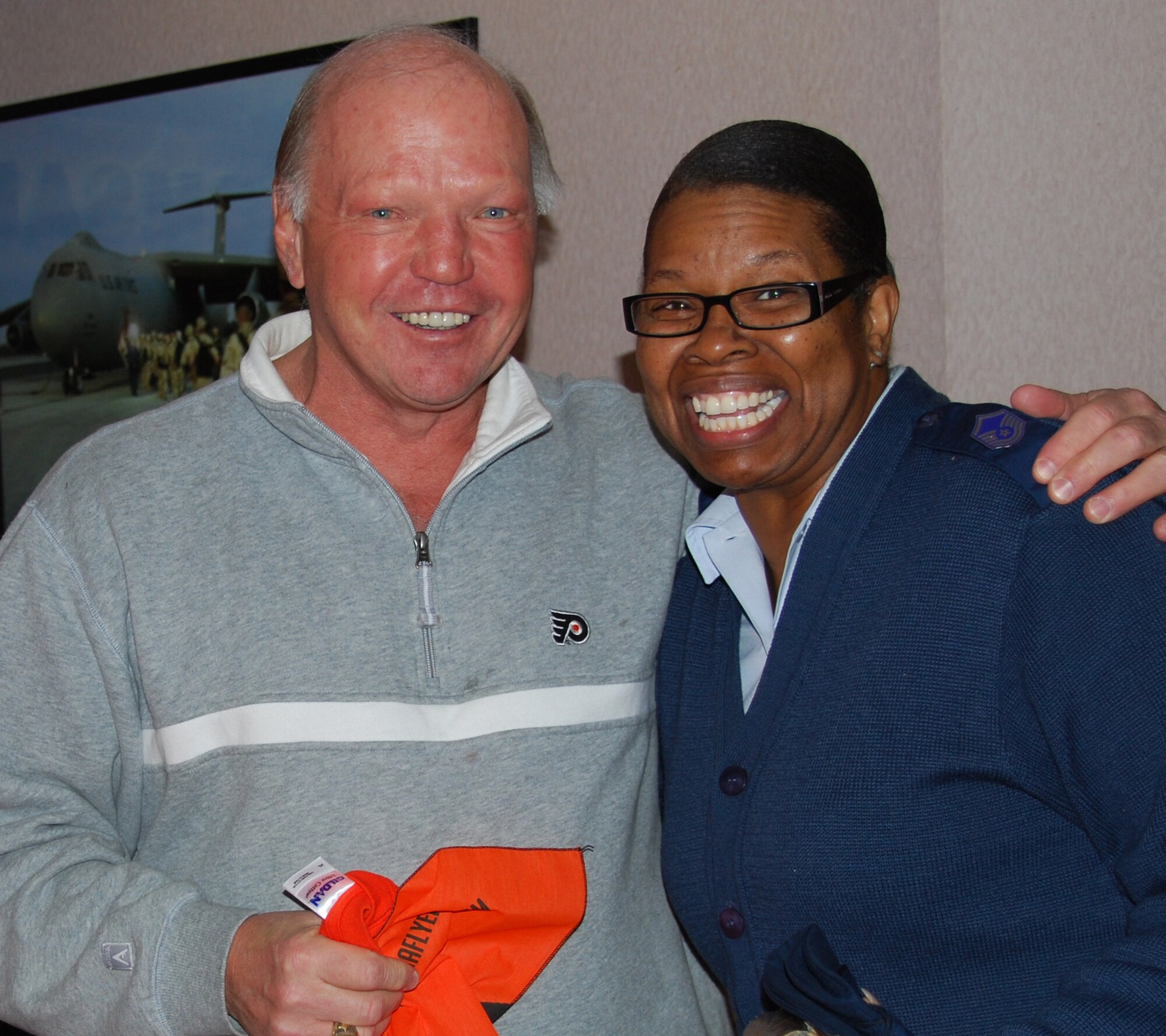 JOINT BASE MCGUIRE-DIX-LAKEHURST, N.J. - Bob "The Hound" Kelly, former NHL Philadelphia Flyer's forward, visited Joint Base McGuire-Dix-Lakehurst recently to learn more about the base's many missions. Master Sgt. Veronica Reynolds was one of many Flyer's fans to come out to meet the two-time Stanley Cup Champion and pick up a few Flyer's mementos. (U.S. Air Force photo/Master Sgt. Donna T. Jeffries)
