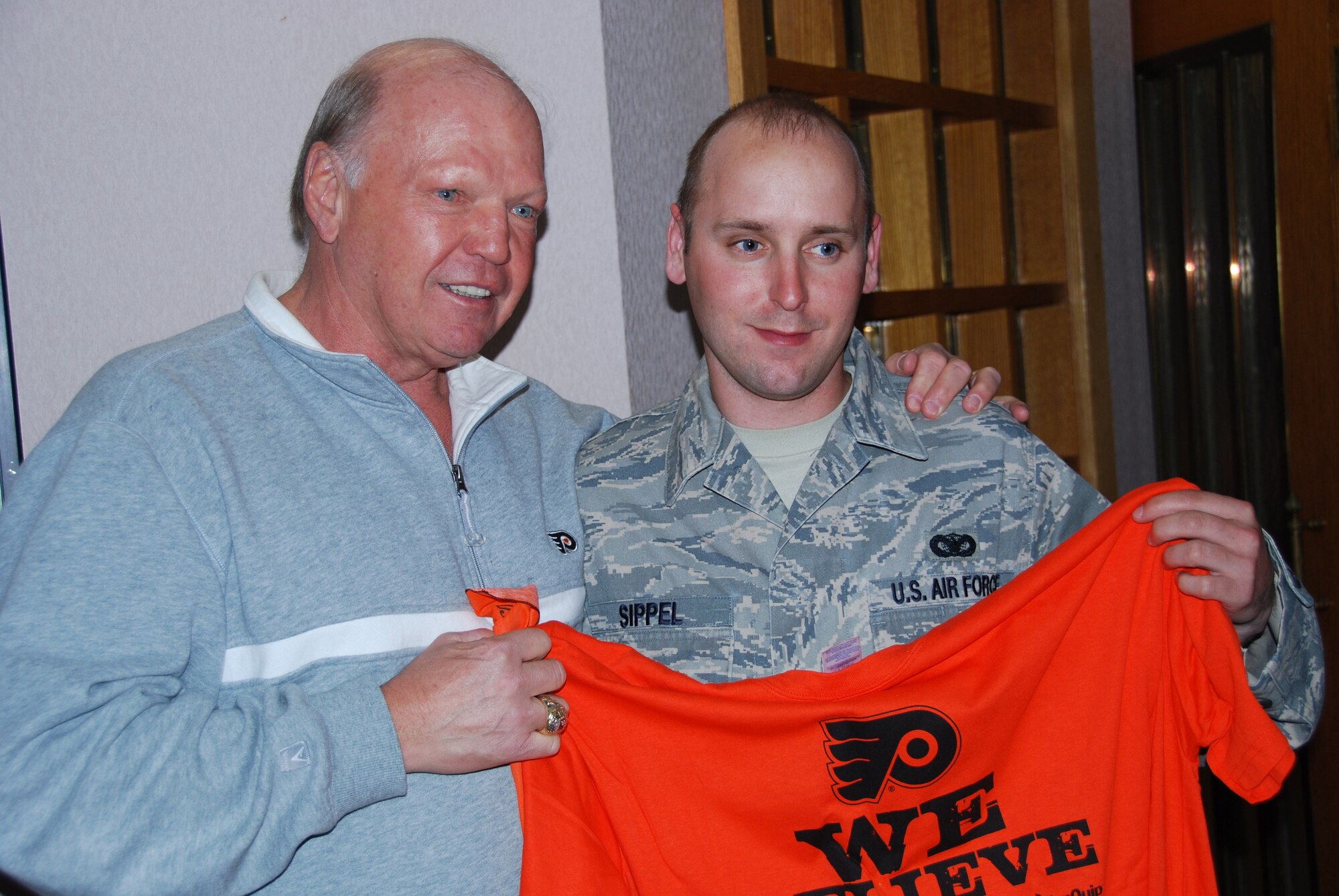 JOINT BASE MCGUIRE-DIX-LAKEHURST, N.J. - Bob "The Hound" Kelly, former NHL Philadelphia Flyer's forward, visited Joint Base McGuire-Dix-Lakehurst recently to learn more about the base's many missions. Staff Sgt. Thomas Sippel was one of many Flyer's fans to come out to meet the two-time Stanley Cup Champion and pick up a few Flyer's mementos. (U.S. Air Force photo/Master Sgt. Donna T. Jeffries)