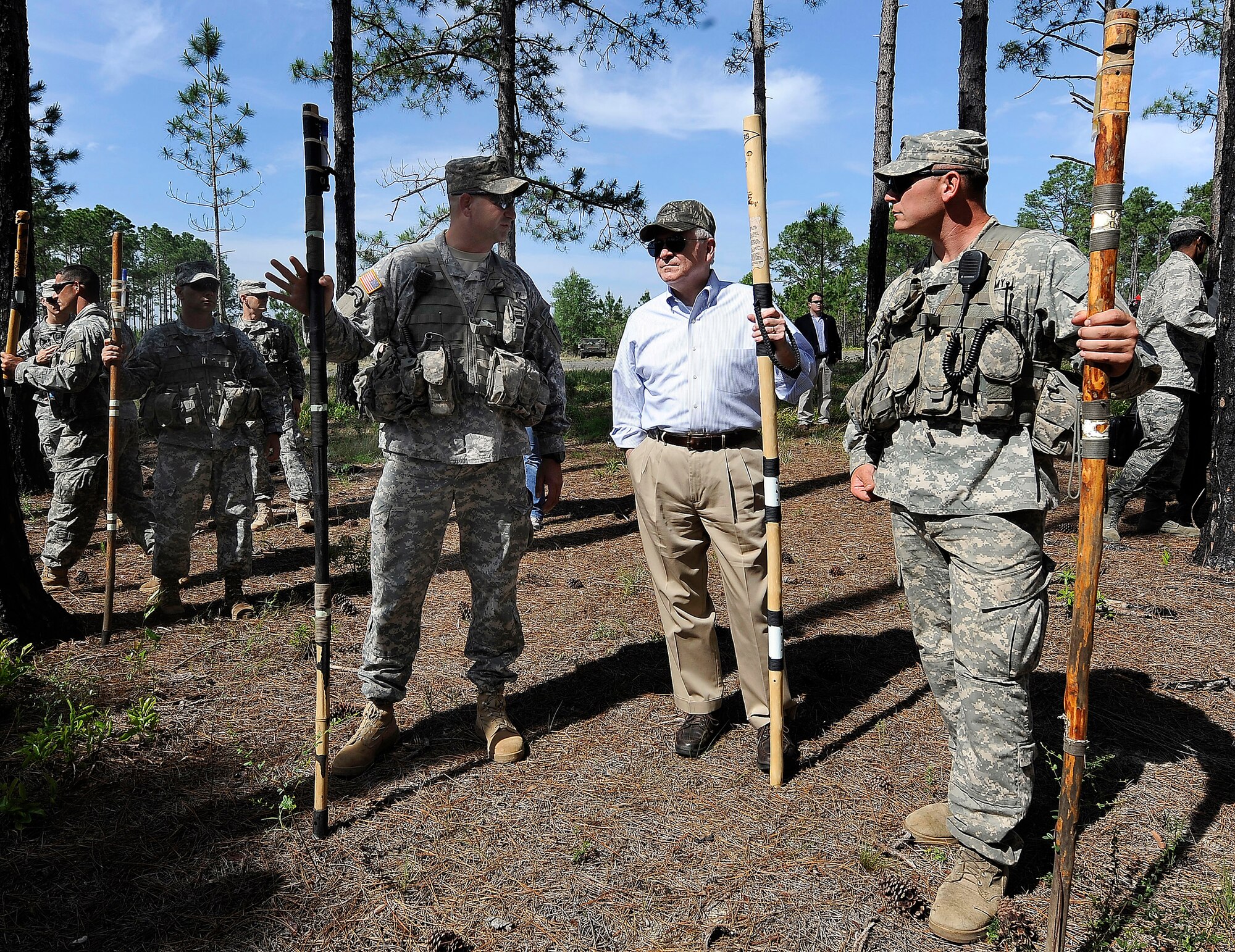 Defense Secretary Robert M. Gates talks with Lt. Col. Charles Seifert, 6th Ranger Training Battalion commander, and Sgt. 1st Class Joshua Taylor, instructor, during his visit at Eglin Air Force Base, Fla, May 15.  (DoD photo/ U.S. Air Force Master Sgt. Jerry Morrison.)

