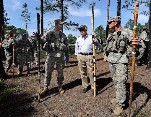 Defense Secretary Robert M. Gates talks with Lt. Col. Charles Seifert, 6th Ranger Training Battalion commander, and Sgt. 1st Class Joshua Taylor, instructor, during his visit at Eglin Air Force Base, Fla, May 15.  (DoD photo/ U.S. Air Force Master Sgt. Jerry Morrison.)
