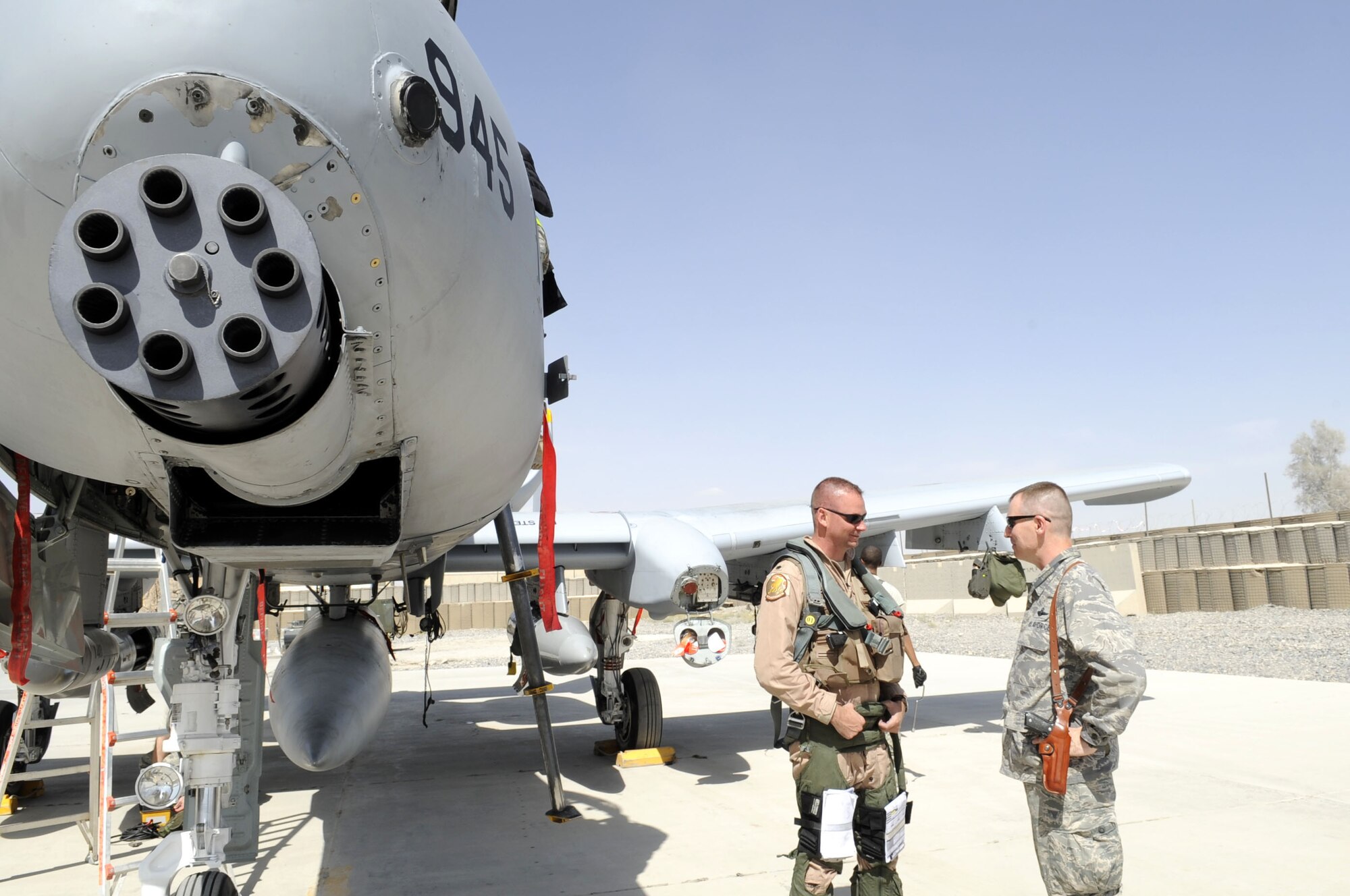 Col. Peter Hunt, 451st Air Expeditionary Wing vice commander, greets Lt. Col. Ron Stuewe, 81st Expeditionary Fighter Squadron commander, upon arrival to Kandahar Airfield after a four hour flight from Spangdahlem AFB, Germ.  The 81st replaced the 188th EFS from Fort Smith, Ark guard unit.  (U.S. Air Force photo by Senior Airman Nancy Hooks/Released)