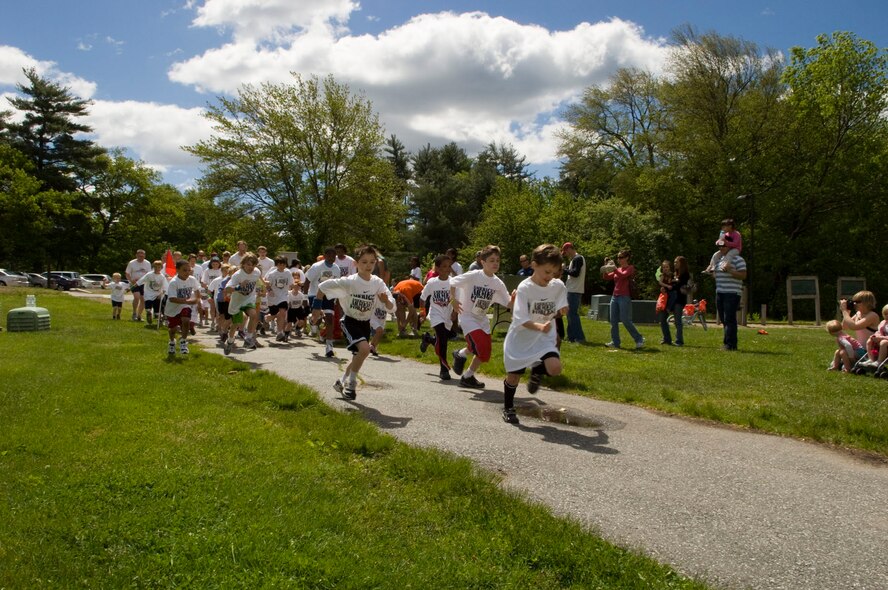 HANSCOM AIR FORCE BASE, Mass. – Kids and parents take off for the Armed Forces Kids Run on May 15. The race, a USAF Fit Family event, was held in Castle Park. (U.S. Air Force photo by Mark Herlihy)
