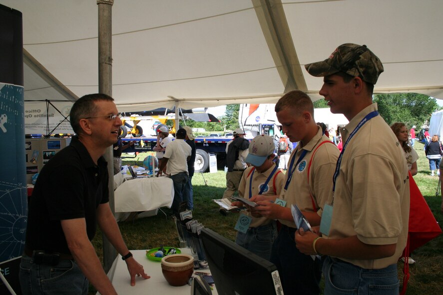 AFOSR Program Manager, Dr. David Luginbuhl (l), discussed educational opportunities at AFOSR with high school students during the Team America Rocketry Challenge. (U.S. Air Force Photo by LeAndrea White)