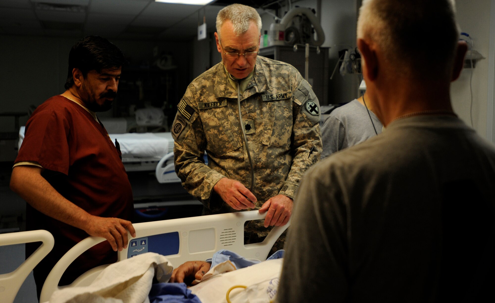 Army Lt. Col.(Dr.) Bob Kieffer, center, a vascular surgeon assigned to the 452nd Combat Support Hospital, speaks with an Afghan doctor about the condition of an Afghan patient medically evacuated to Salerno Hospital May 12, 2010, at Forward Operating Base Salerno, Afghanistan. (U.S. Air Force photo/Staff Sgt. Manuel J. Martinez/released) 
