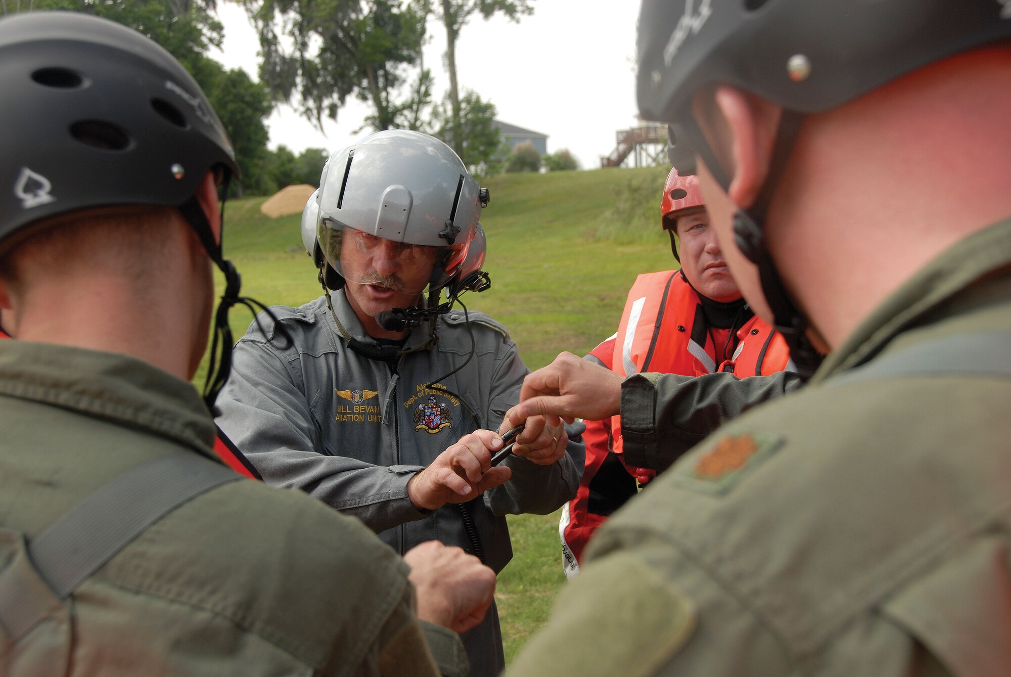 Bill Bevan of the Alabama Depaartment of Public Ssaety's Aviation Unit gives 908 Reservists a tip during water-survival training. The state troopers also took part in the training, and provided valuable expertise and their helicopter.  (Air Force photo by Gene H. Hughes)