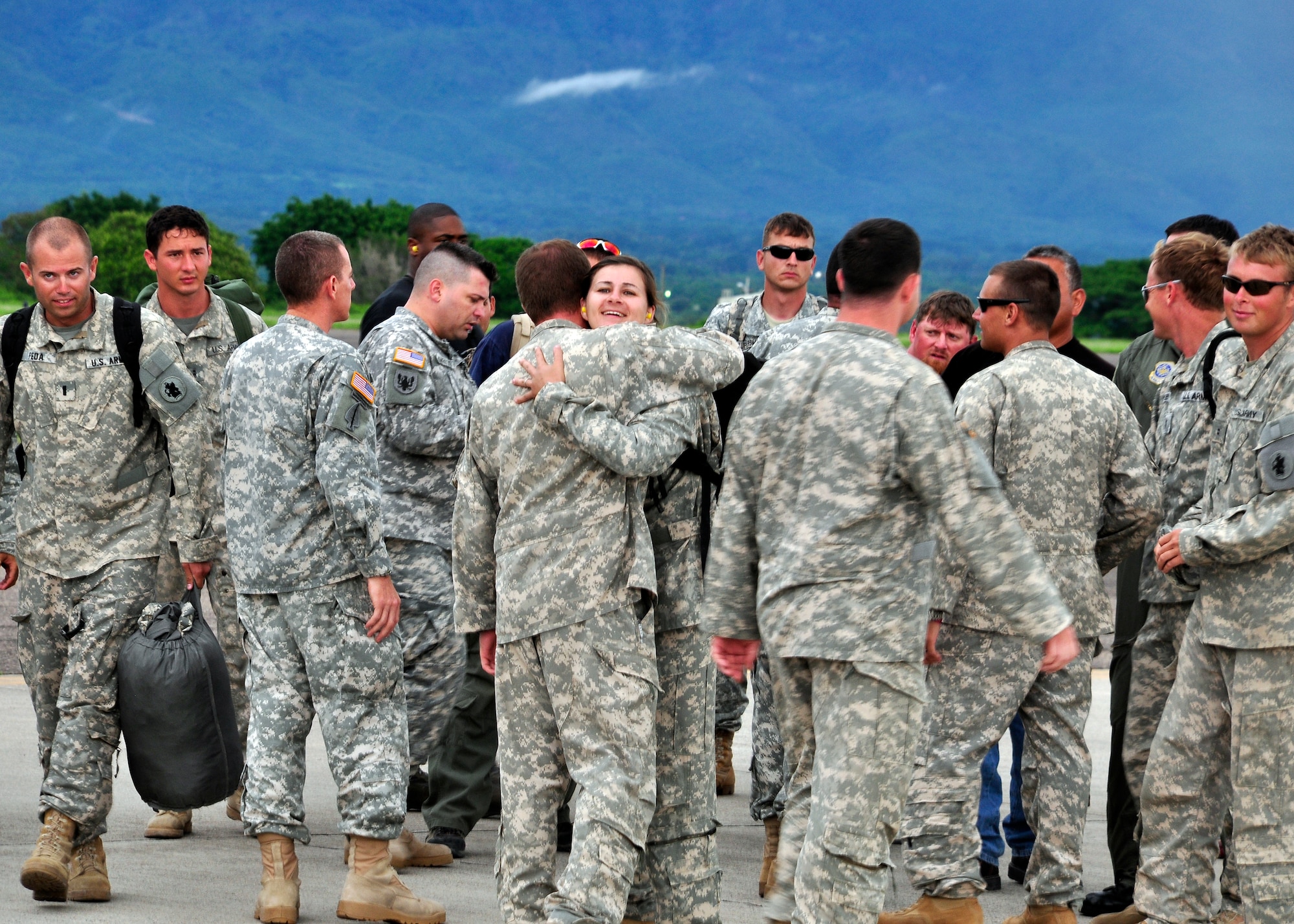 Joint Task Force-Bravo members greet Soldiers and Airmen from the 1st Battalion, 228th Aviation Regiment and JTF-Bravo who returned May 24 from supporting Joint Task Force-Haiti. The 1/228th along with other members of JTF-Bravo deployed in the middle of March from Soto Cano Air Base, Honduras to support JTF-Haiti, the U.S. military support unit for Operation Unified Response. (U.S. Air Force photo/Staff Sgt. Bryan Franks)