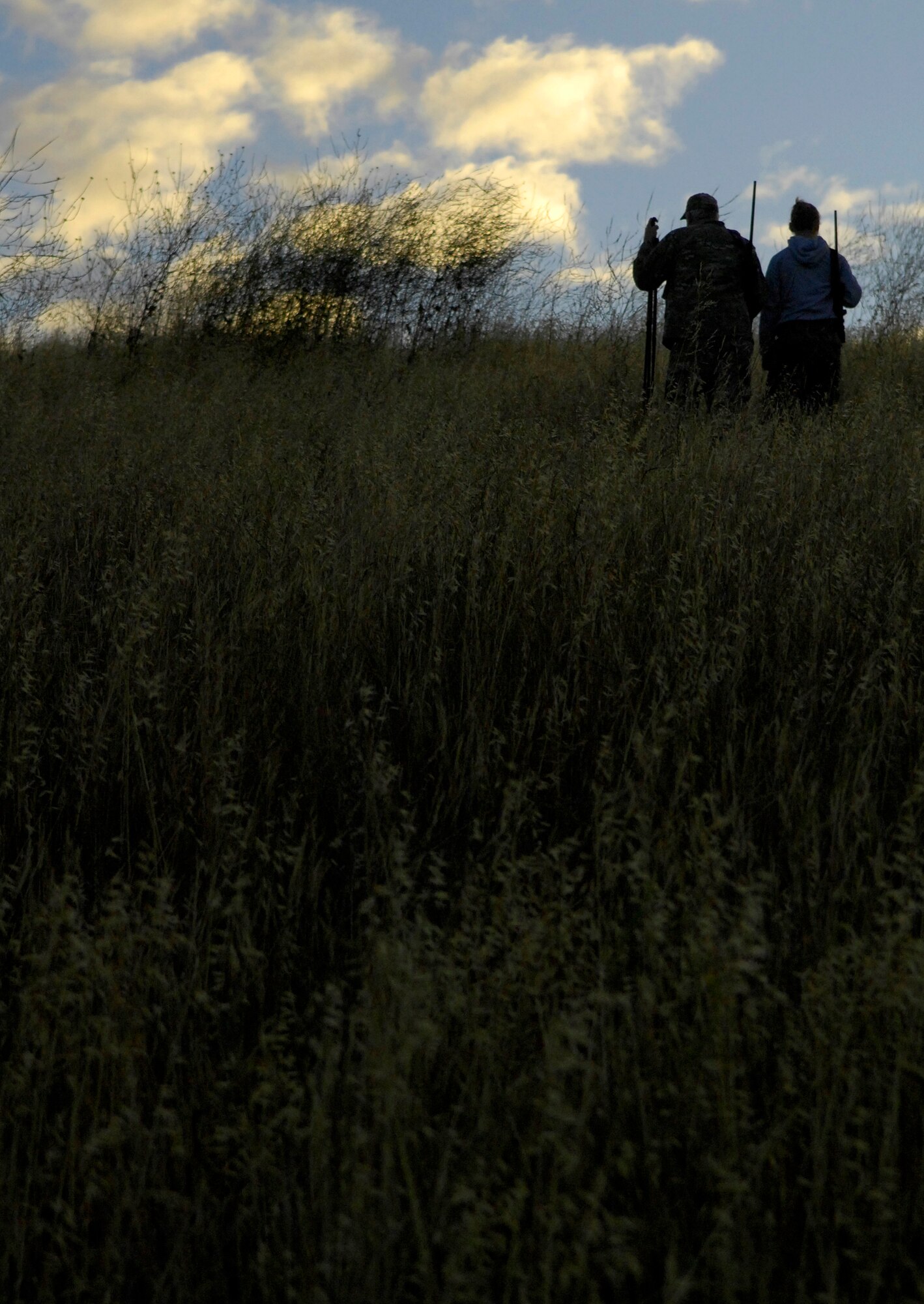 VANDENBERG AIR FORCE BASE, Calif. -- Taking a look at the field, Steve Reisbeck, a local hunter, and Army Sgt. Kisha Makerney, of the 45th Infantry Brigade, 777th Aviation Company, prepare for a pig hunt during a Wounded Warriors event here Thursday, May 27, 2010. The Wounded Warriors Project provides programs and events to service members who have been injured in combat to boost morale. (U.S. Air Force photo/Senior Airman Andrew Lee) 