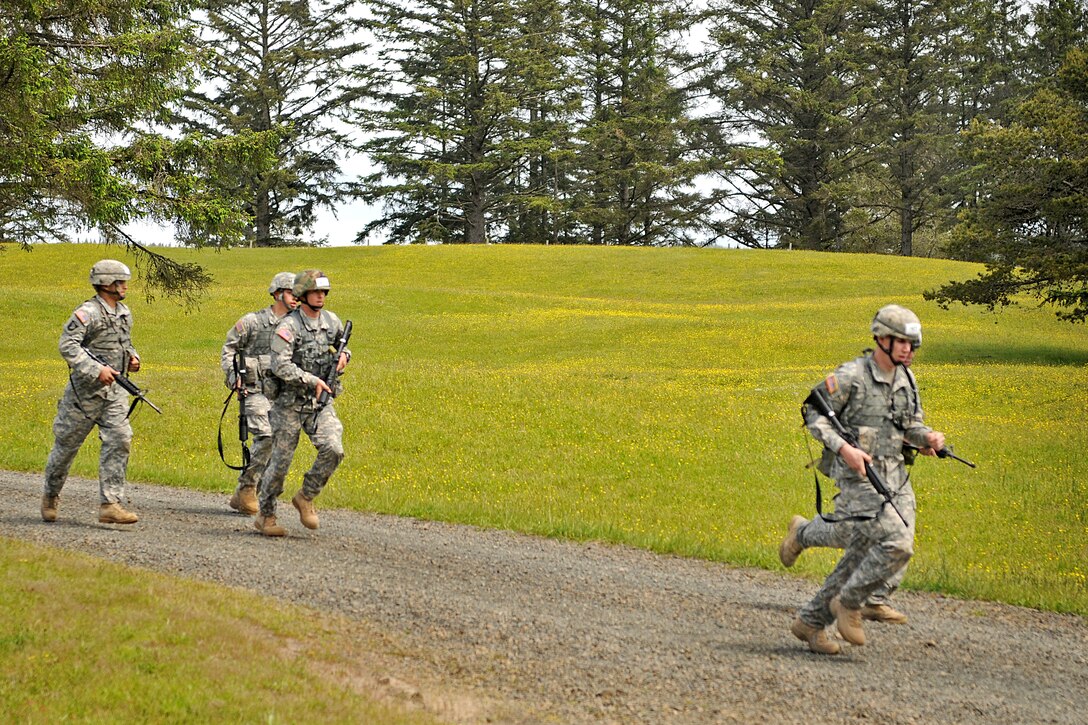 U.S. Army soldiers compete in the 2010 Oregon Army National Guard's ...