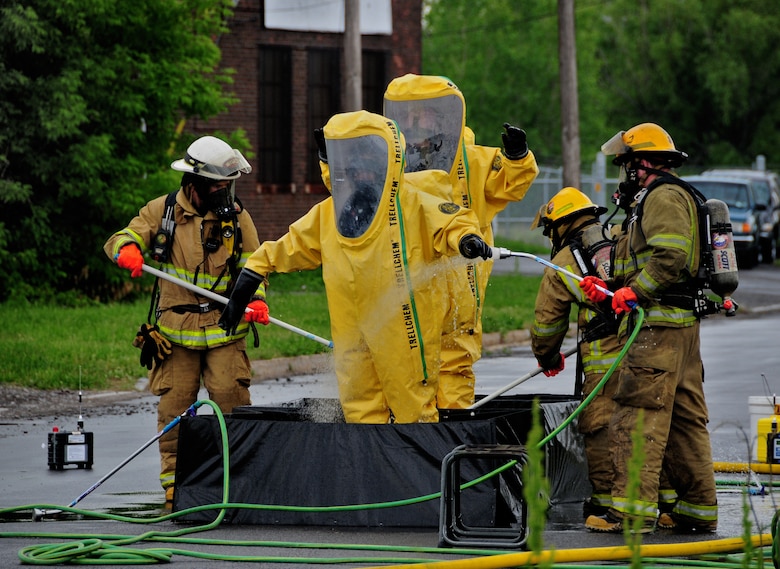 Firefighters respond to hazardous material incident > Air Force Reserve