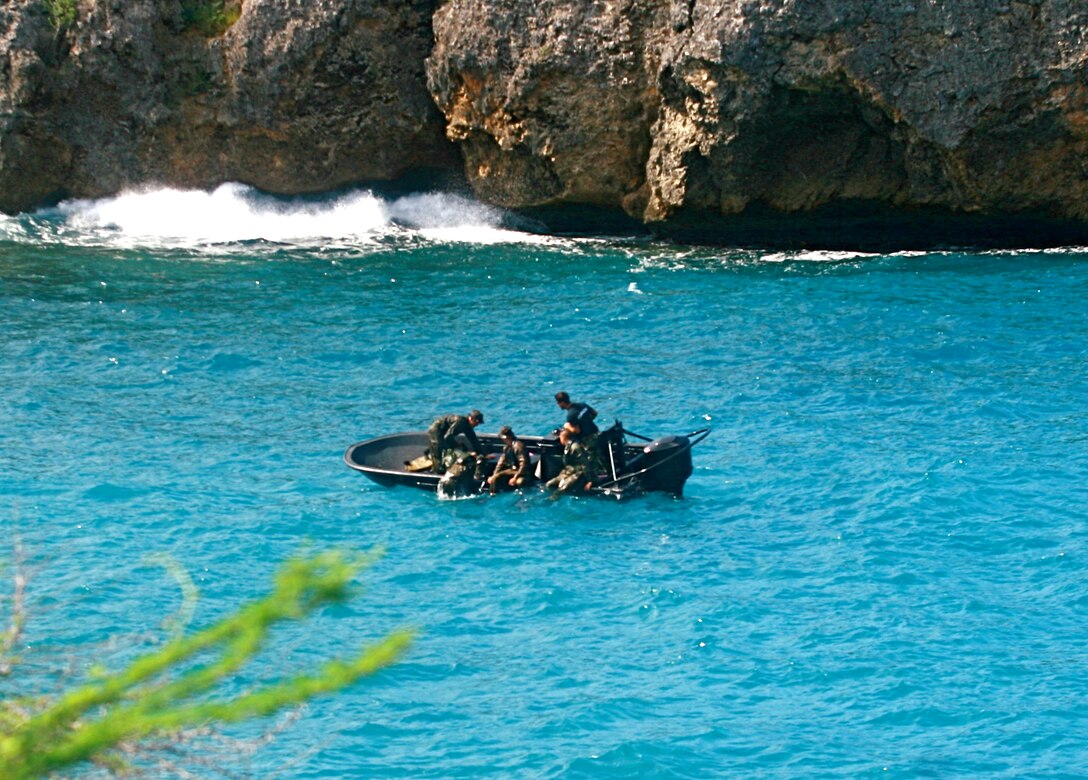 Marines of 2nd Platoon, Force Reconnaissance Company, II Marine Expeditionary Force, are inserted and extracted from the water during dive training in Curacao, Nov. 1, 2010. The Royal Netherlands Marines were present at the training to provide boat support for the training.