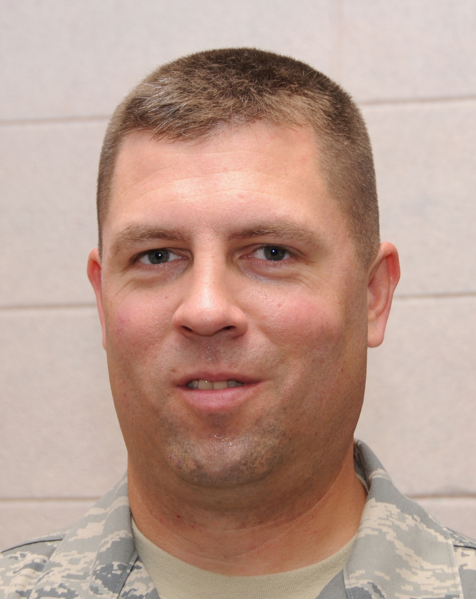 Tech. Sgt. Jeffrey Kienzler graduated Oct. 26 with a perfect score from the
personnel apprentice course in the 335th Training Squadron. Sergeant Kienzler, from
Hampshire, Ill., is a member of the Illinois Air National Guard.  (U.S. Air Force photo by Airman 1st Class Heather Holcomb)