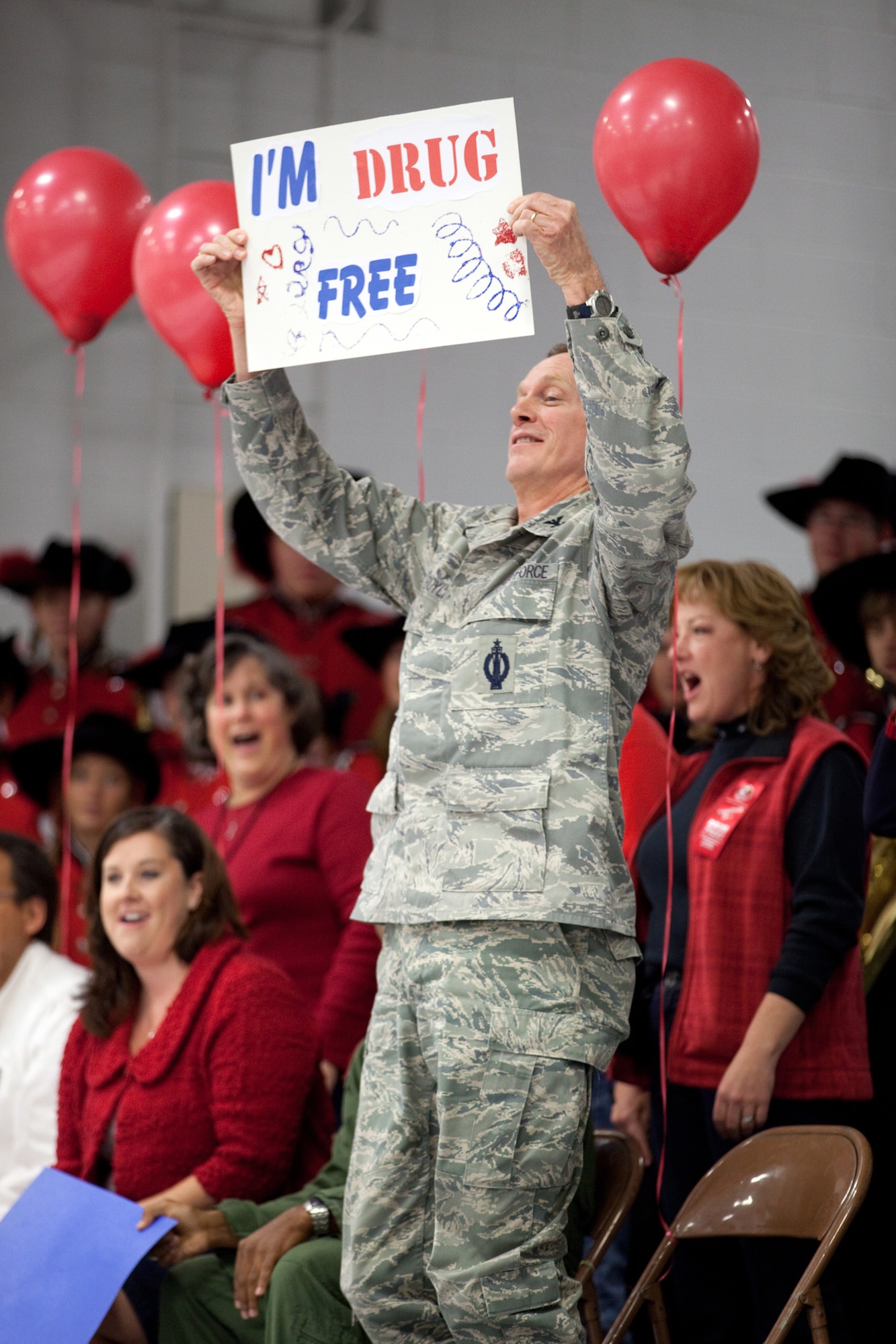 Col. John Boyle, 90th Mission Support Group commander, holds up a sign saying “I’m drug free” during the Red Ribbon Week assembly at Freedom Elementary School on Oct. 27. (U.S. Air Force photo by Jeff Allred)