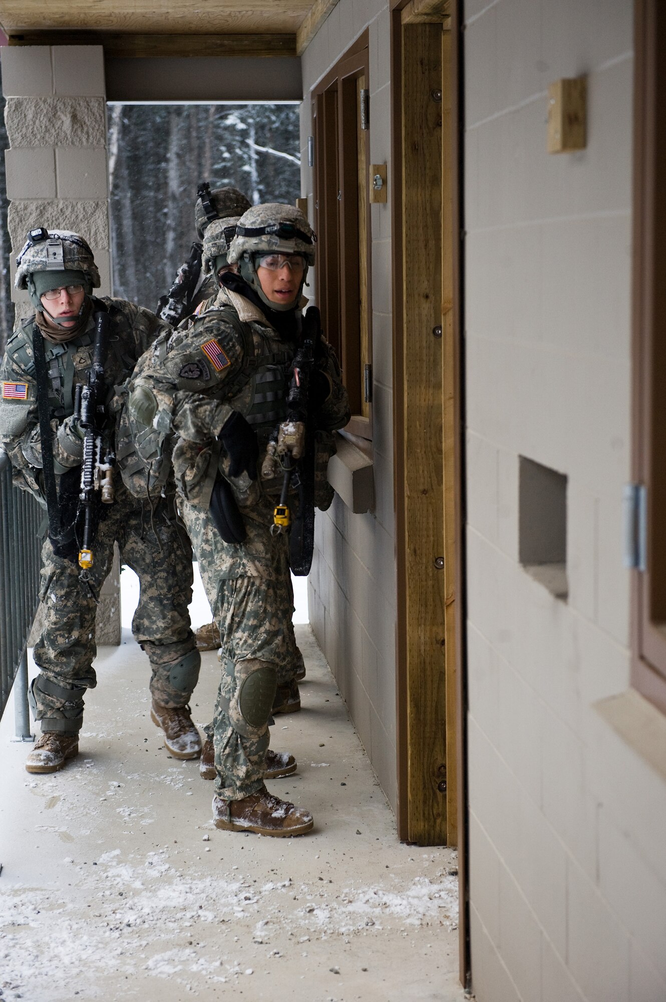 FORT GREELY, Alaska ? Soldiers of the 2nd Platoon, C Company, 1st Battalion, 501st Infantry Regiment (Airborne) ready themselves to take control of a building where they believe their ?suspect? is Oct. 29. Soldiers from the 501st IR participated in field-training exercises, with the first elements arriving to Donnelly Training Area, Fort Greely, Alaska Oct. 14 and the last of the Soldiers scheduled to leave Nov. 10. (U.S. Air Force photo/Airman 1st Class Christopher Gross)