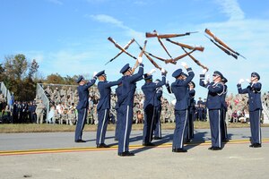 Members of the U.S. Air Force Honor Guard drill team perform a complex
maneuver during the 11th Wing commander's call on the Joint Base Andrews, Md.,
flightline Nov. 2.  The commander's call highlighted the unique assets of
the 11 WG through demonstrations by the 1st Helicopter Squadron, the Air Force Honor Guard, and the Air Force Band. (U.S. Air Force photo by Senior Airman Melissa Brownstein)
