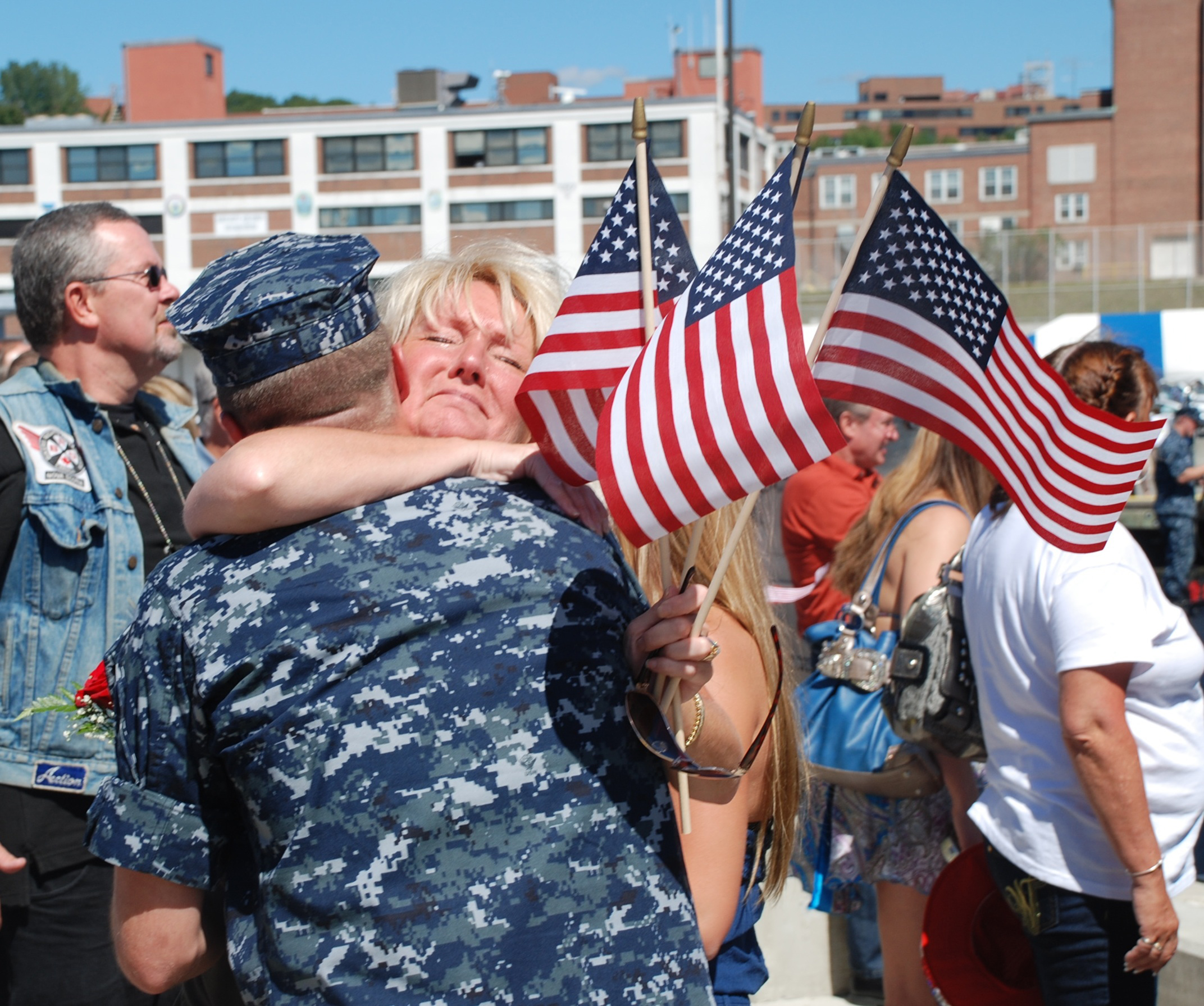 U.SFriends and family welcome home sailors picture