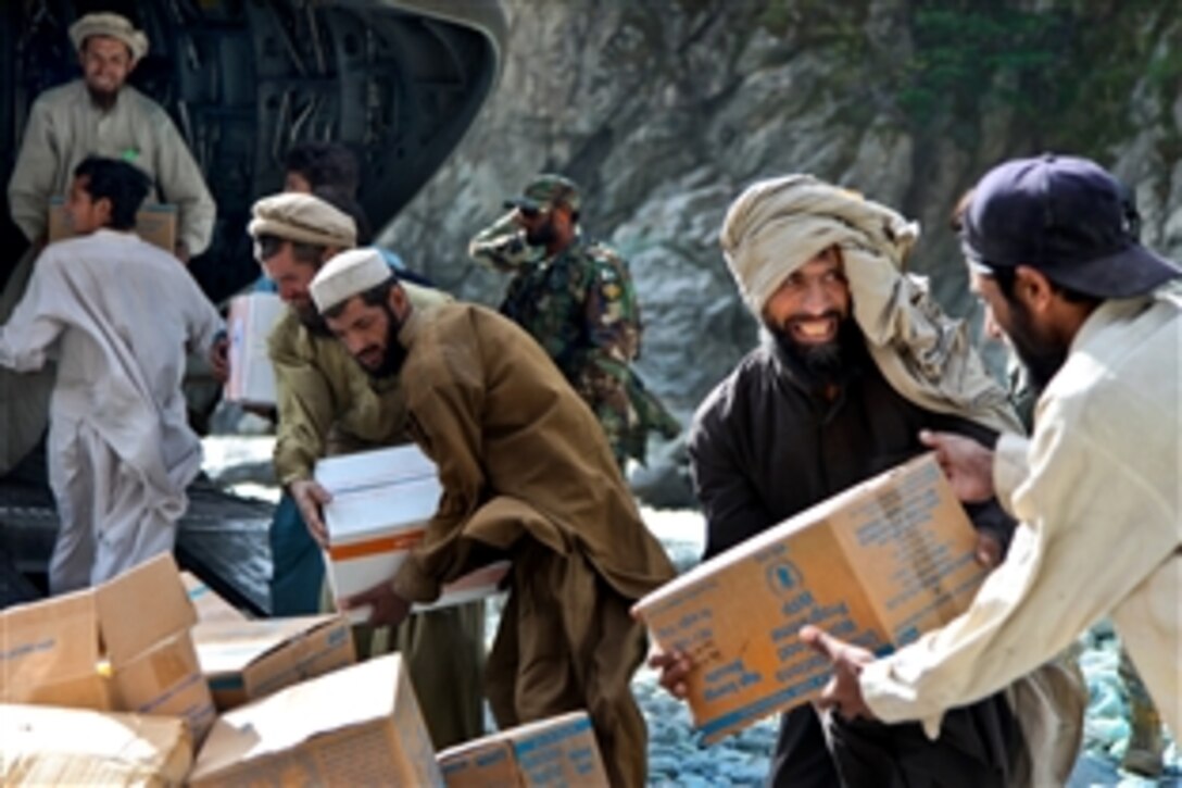 Pakistanis unload supplies from a U.S. Army CH-47 Chinook helicopter in Khyber -Pakhtunkhwa, Pakistan, Nov. 5, 2010. U.S. forces have been delivering supplies in the wake of flooding that affected nearly 20 million Pakistanis, forcing many from their homes.