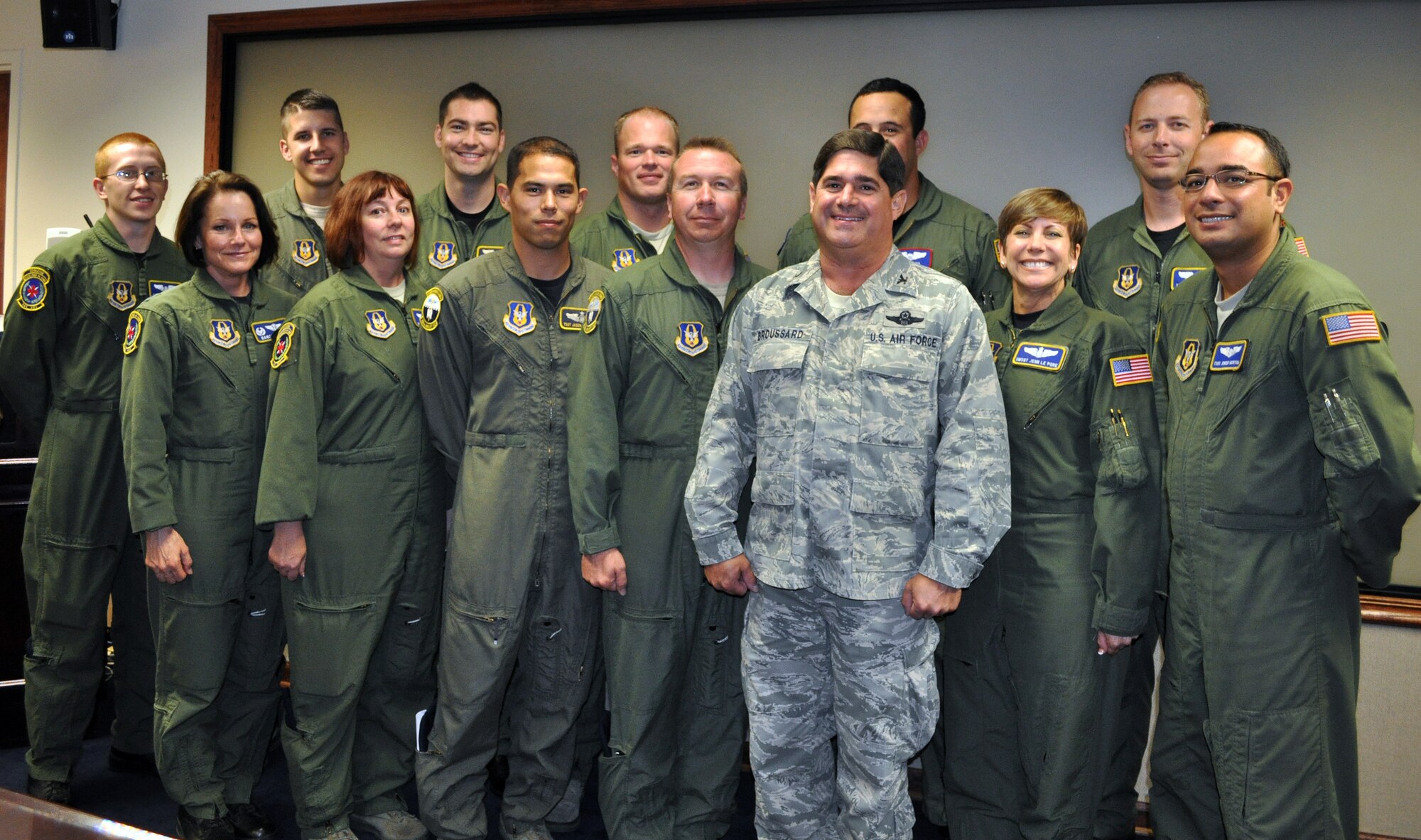 TRAVIS AIR FORCE BASE, Calif. -- Distinguished visitors to Travis Air Force Base, "Gateway to the Pacific," are the norm. These reservists, assigned to the 349th Aeromedical Evacuation Squadron, the 301st Airlift Squadron and the 312th AS, went above and beyond to support the recent visit to the base, of Lt. Gen. (Gen. sel) William Shelton. They all volunteered to be part of the team that showcased how the
Airmen here are supporting the war fighter and global strategic operations
daily. The 60th and 349th Air Mobility Wings work as a team at Travis. Gen.
Shelton has been selected as the new commander for Air Force Space Command,
Peterson AFB, Colo. (U.S. Air Force photo/Senior Master Sgt. Ellen L.
Hatfield)