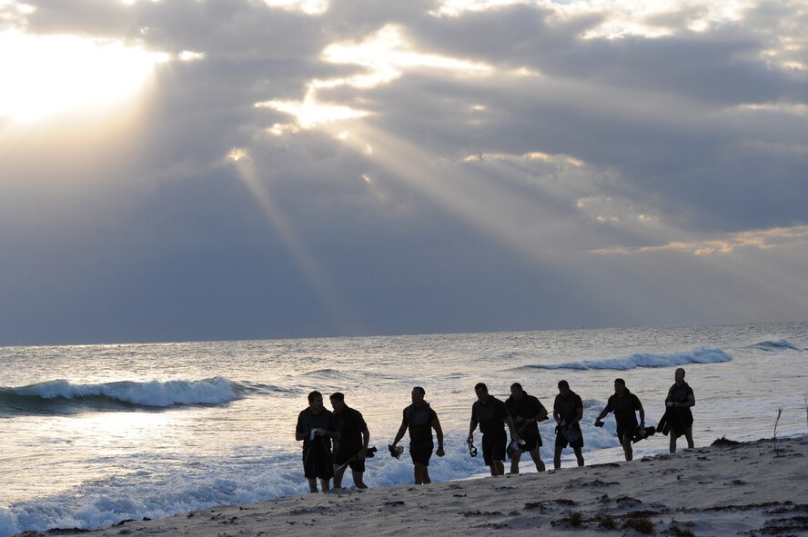 FT. PIERCE, Fla. - Members of SEAL Team 18 swim into the ocean to release the ashes of fellow SEALs who have died within the last year during a ceremony at Fort Pierce Beach, Fla., Nov. 7. The ceremony was part of the 25th Annual Navy Seal Muster hosted by the National Navy UDT-SEAL Museum.  (Photo/Senior Airman Anna-Marie Wyant). 