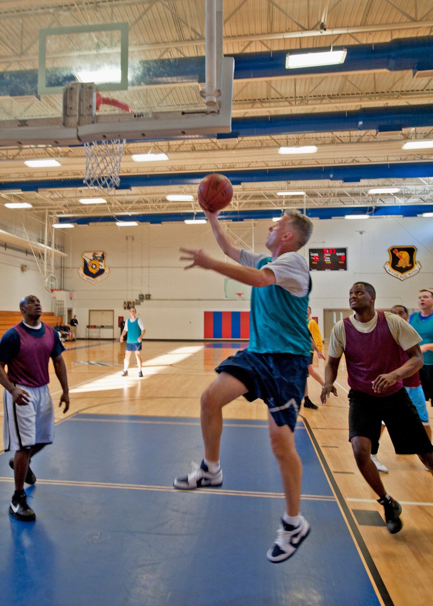 Tim Welde, 513th Electronic Warfare Squadron, drives to the basket for two of his 11 points in the Commanders’ runaway victory over the Shirts Nov. 8.  The game began Eglin’s first-ever commanders versus shirts sports competition.  Dave Meissen and Welde “commanded” the game to an easy 44-25 victory. (U.S. Air Force photo/ Samuel King Jr.)