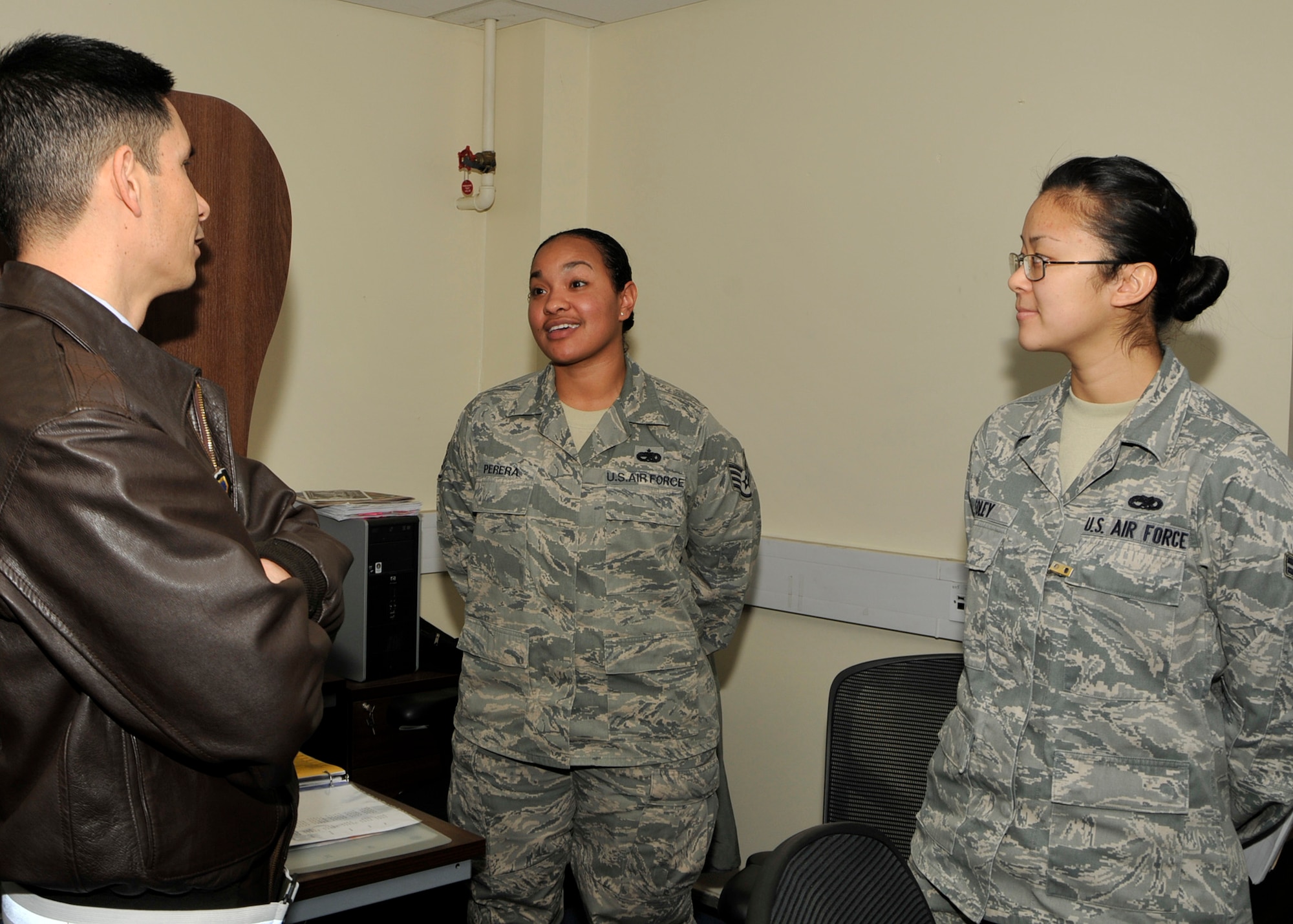 ROYAL AIR FORCE LAKENHEATH, England – 48th Fighter Wing Commander Col. John Quintas speaks with Staff Sgt. Frances Perera, 48th Maintenance Operations Squadron NCO in charge of 494th Aircraft Maintenance Unit scheduling, and Airman 1st Class Adele Foley, 48th MOS maintenance scheduler, about their jobs during a squadron visit to the Maintenance Operations Flight, Plans, Scheduling and Analysis building on Nov. 8. (U.S. Air Force photo/Airman 1st Class Tiffany M. Deuel)