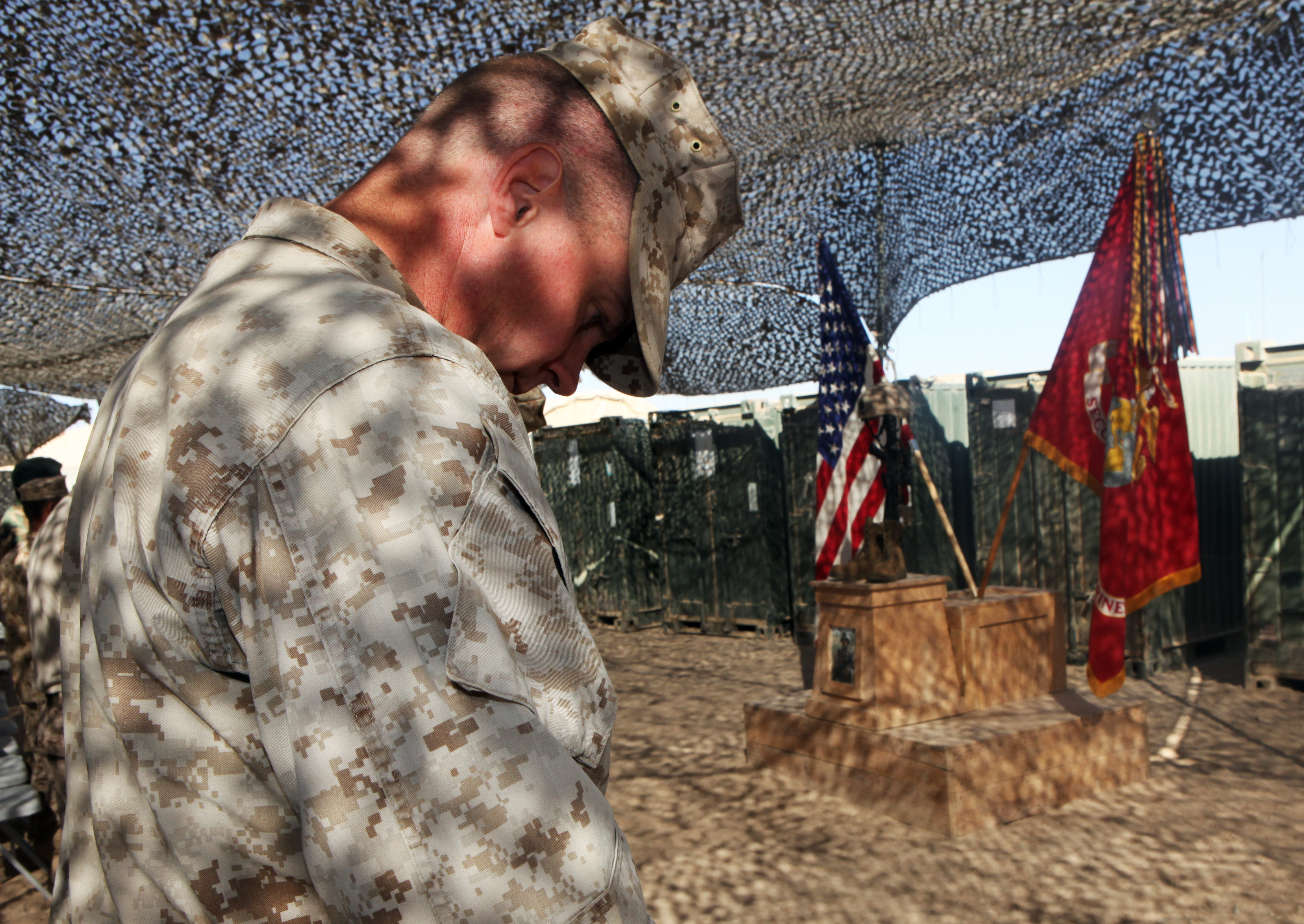 2/6 honors fallen explosive ordnance disposal technician > I