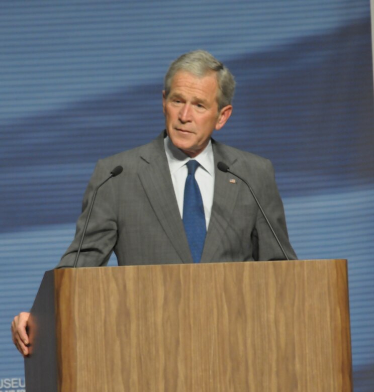 President Bush salutes veterans during visit to Air Force Museum > U.S ...