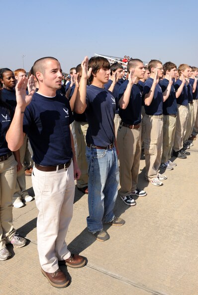 MOODY AIR FORCE BASE, Ga. -- Members from the Air Force delayed entry program site the Oath of Enlistment as Col. Gary Henderson, 23rd Wing commander, “swears” them in during Moody’s Community Appreciation Day Air Show Nov. 13. Nearly 40 DEP members became the newest members of the Air Force by taking the enlisted oath. (U.S. Air Force photo/Airman 1st Class Benjamin Wiseman)(RELEASED)