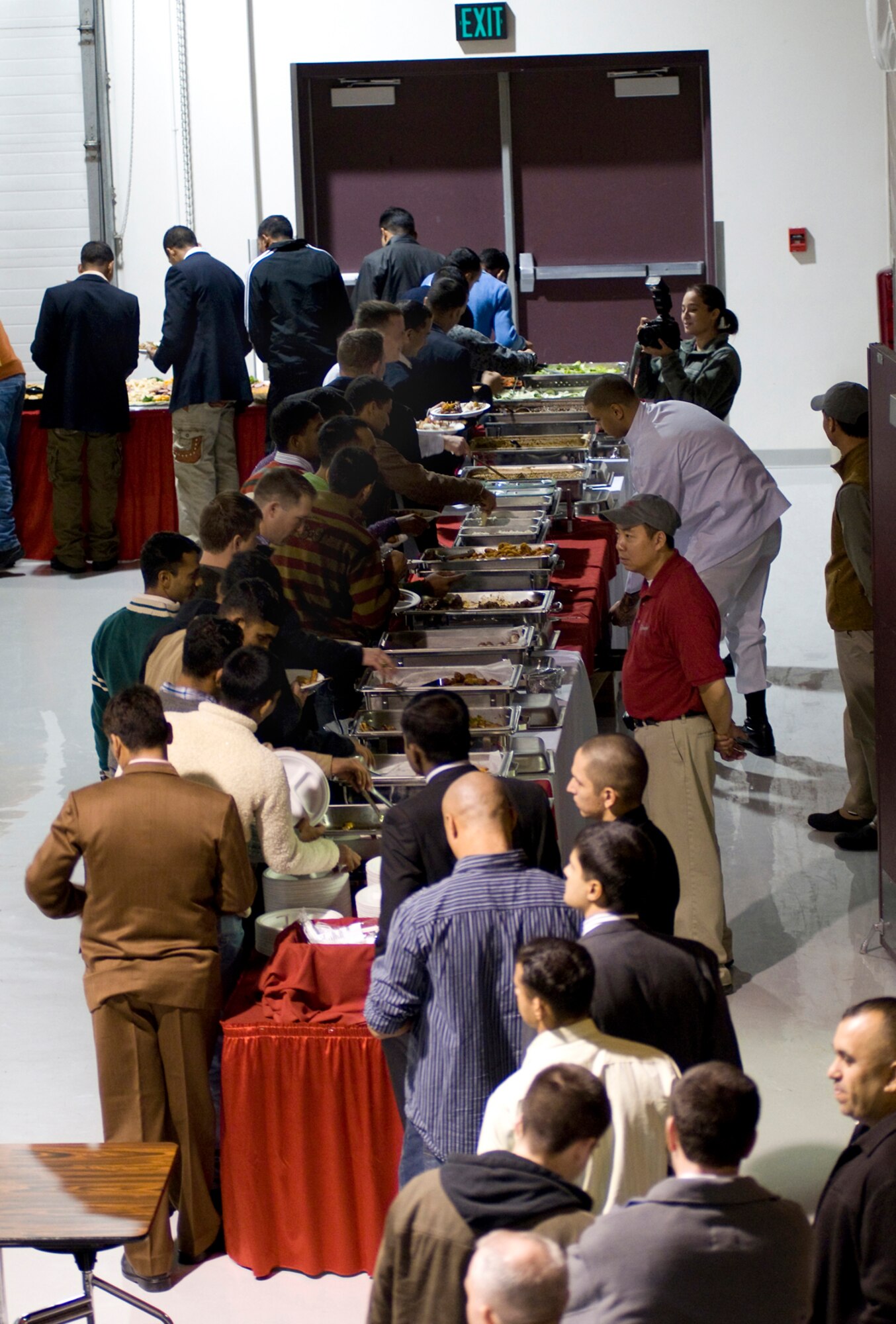 JOINT BASE ELMENDORF-RICHARDSON, Alaska  - U.S. and Indian Army soldiers gather for a final dinner together, and a chance to reflect on the past two weeks of joint training in Exercise Yudh Abhyas 2010. (U.S. Air Force Photo/Percy Jones)