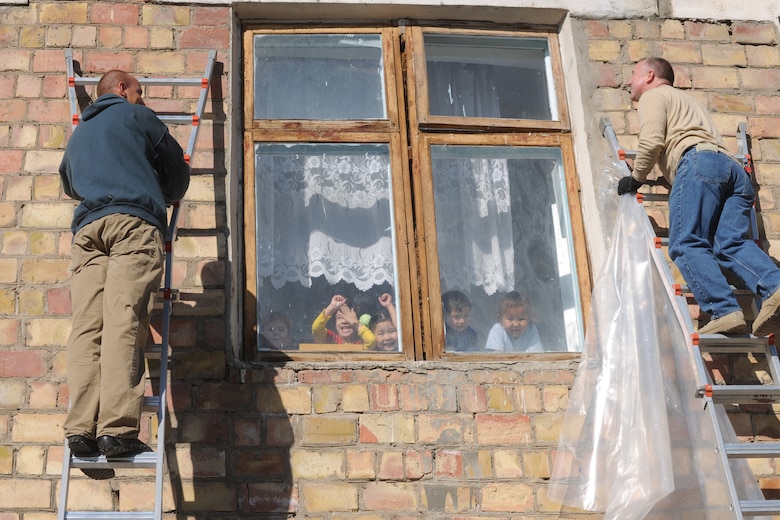 Airman Winterize Windows To Keep Kindergarten Warm U S Air Forces Central Command News