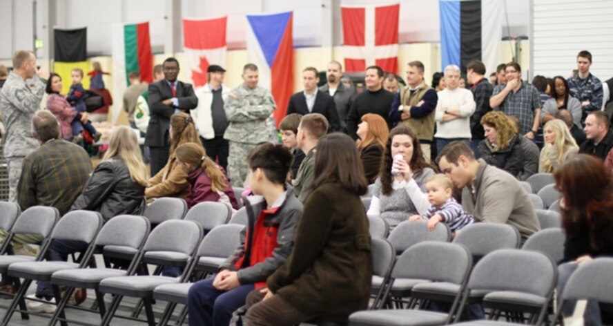 Chief Master Sgt. Scott Lumpkin, Intelligence and Knowledge Development Directorate-Molesworth (IKD-M) Senior Enlisted Leader, welcomes the families of team IKD-M during the 2010 Family Open House on Friday.  (photo by Melony Angelilli)