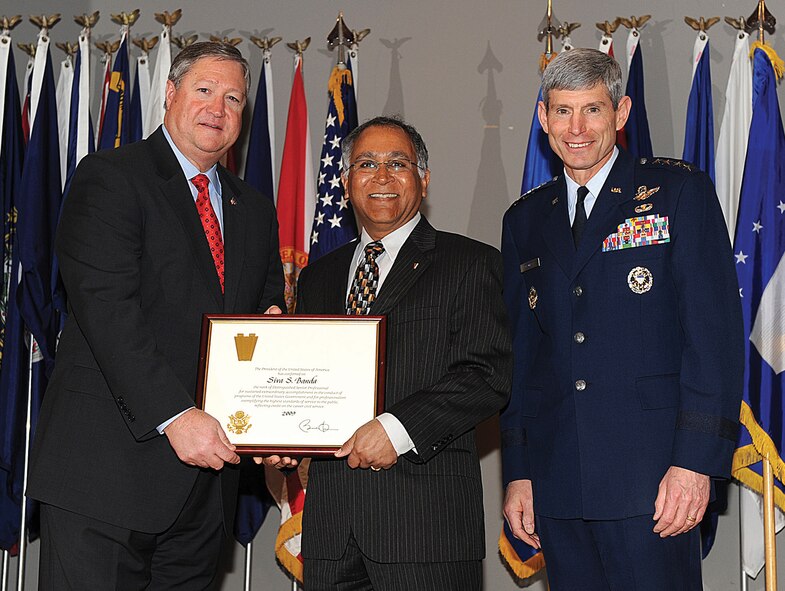 Secretary of the Air Force Michael Donley (pictured left) presents AFRL's Dr. Siva Banda with the Presidential Rank Award of Distinguished Senior Professional.  Air Force Chief of Staff General Norton Schwartz (pictured right) also attended the ceremony. (Air Force photo)