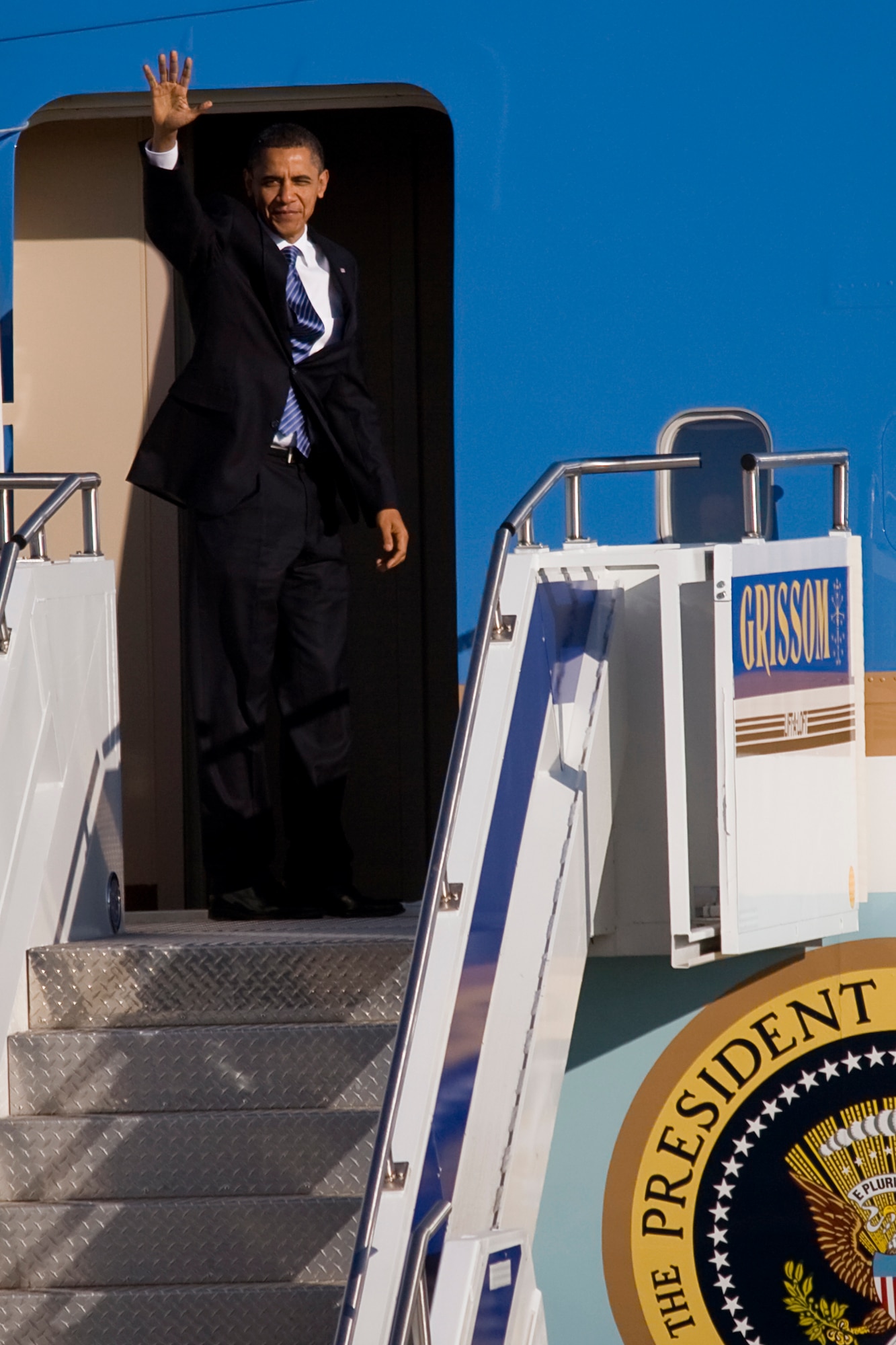 GRISSOM AIR RESERVE BASE, Ind. -- President Barack Obama waves to a crown assembled to watch him leave aboard Air Force One here at Grissom Nov. 23. Both President Obama and Vice President Joe Biden arrived at Grissom before heading to nearby Kokomo, Ind., to discuss the economy on their White House to Main Street Tour. (U.S. Air Force photo/Tech. Sgt. Mark R. W. Orders-Woempner) 