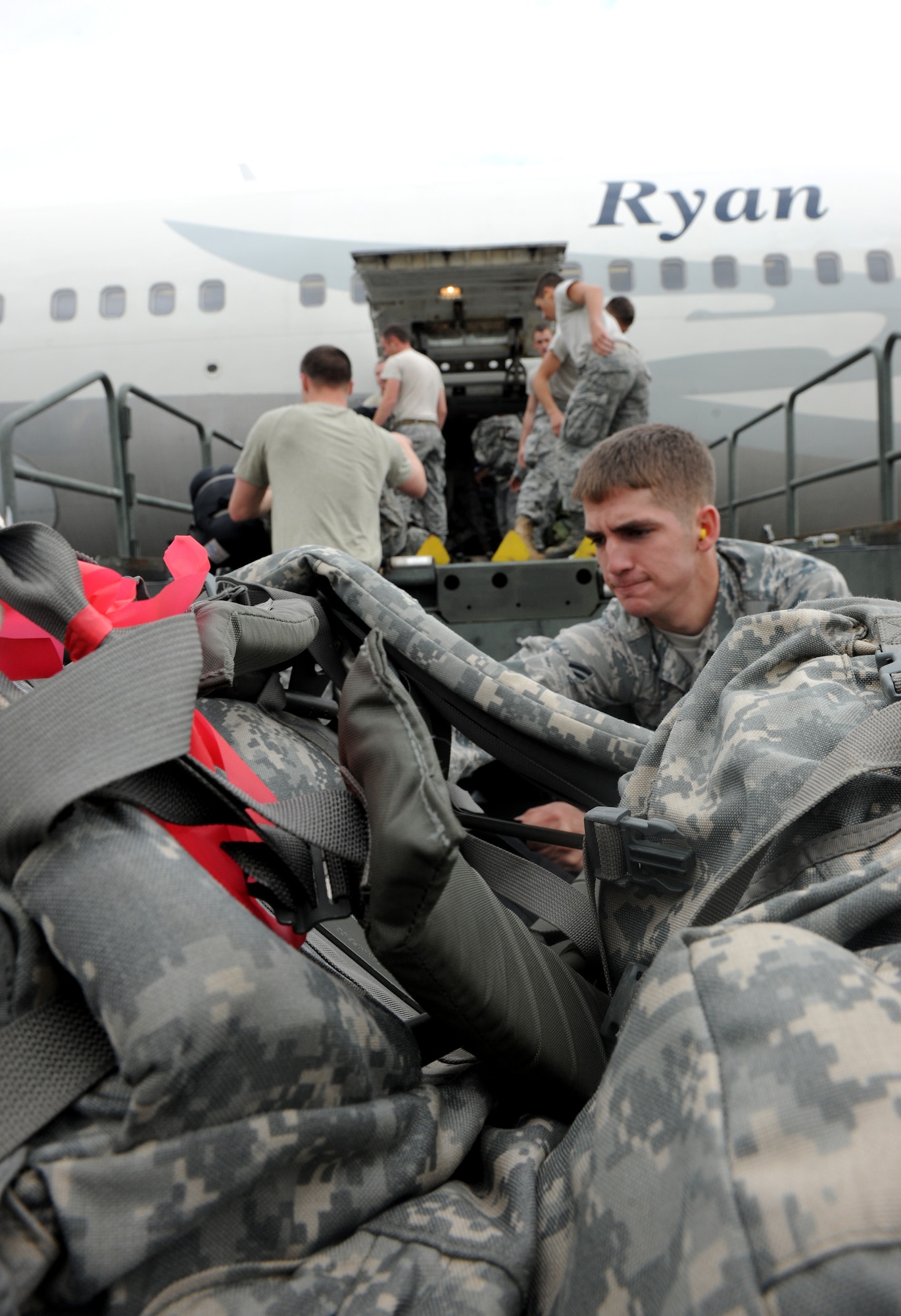 MOODY AIR FORCE BASE, Ga.-- Airman 1st Class Richard Garner, 822nd Base Defense Squadron fire team member, along with other members of the squadron loads baggage before take-off. The 822nd BDS loaded four trucks filled with baggage and weapons onto the waiting Boeing 757 aircraft before departure. (U.S. Air Force photo/Airman 1st Class Benjamin Wiseman)(RELEASED)
