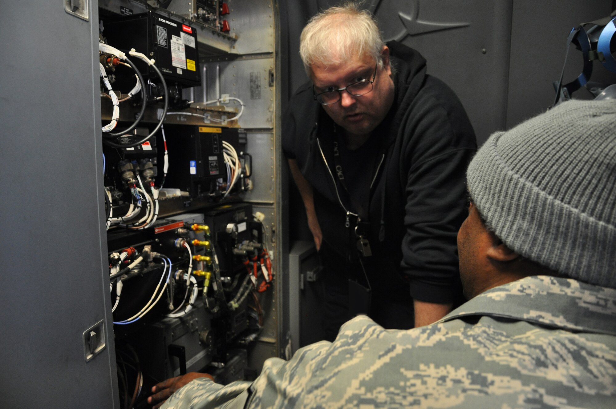 WRIGHT-PATTERSON AIR FORCE BASE, Ohio – Master Sgt. Sylvester Mickler, 445th Maintenance Group, trains with Mr. John Rice, 97th Air Mobility Wing, Altus Air Force Base Okla., on the C-17 Globemaster III. (U.S. Air Force Photo/ Staff Sgt. Amanda Duncan)