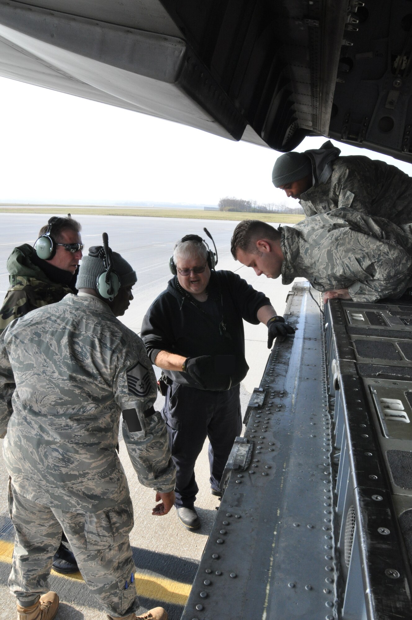 WRIGHT-PATTERSON AIR FORCE BASE, Ohio – Mr. John Rice, 97th Air Mobility Wing, trains members of the 445th Maintenance Group on the C-17 Globemaster III in preparation for the arrival of the first C-17 to the 445th Airlift Wing. (U.S. Air Force Photo/ Staff Sgt. Amanda Duncan)