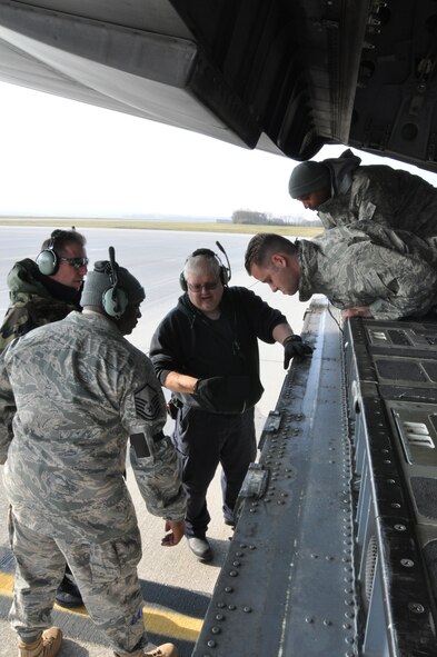 WRIGHT-PATTERSON AIR FORCE BASE, Ohio – Mr. John Rice, 97th Air Mobility Wing, trains members of the 445th Maintenance Group on the C-17 Globemaster III in preparation for the arrival of the first C-17 to the 445th Airlift Wing. (U.S. Air Force Photo/ Staff Sgt. Amanda Duncan)