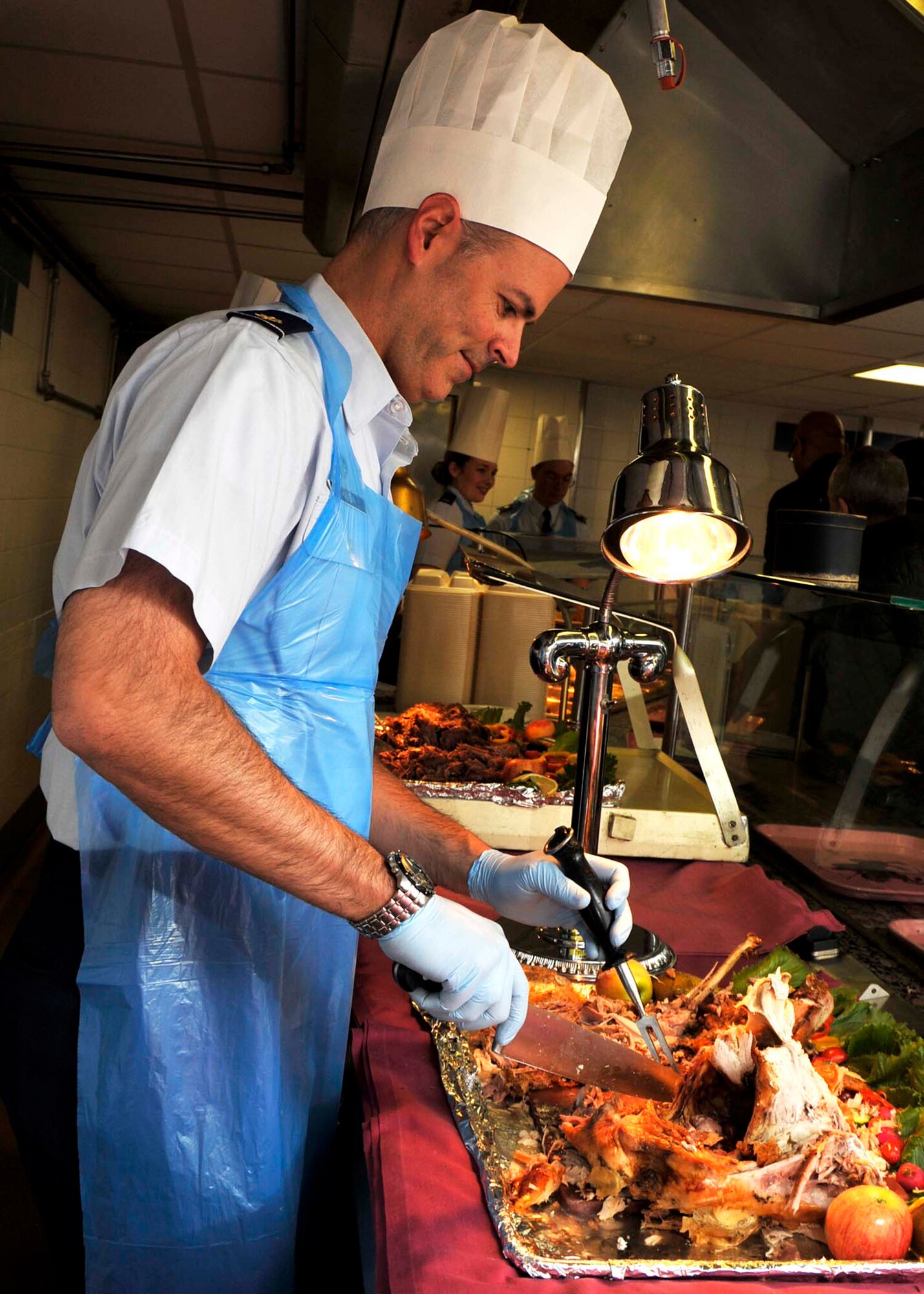 ROYAL AIR FORCE LAKENHEATH, England – Maj. Jeff Olsen, 48th Maintenance Operations Squadron commander, slices a turkey during a Thanksgiving dinner at the Knight’s Table Dining Facility on Nov. 25. In honor of the holiday, the dining facility was open to both Airmen and their families. (U.S. Air Force photo/Airman 1st Class Tiffany M. Deuel)