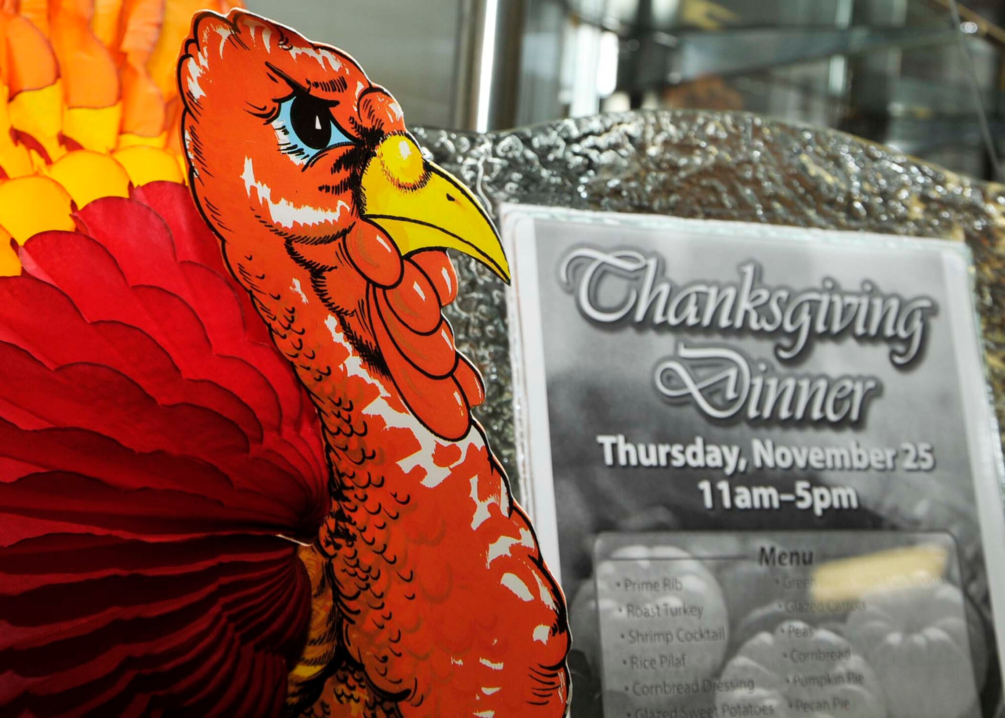 ROYAL AIR FORCE LAKENHEATH, England – Thanksgiving dinner was served to Airmen, civilians and family members Nov. 25 at the Knight’s Table Dining Facility. (U.S. Air Force photo/Airman 1st Class Tiffany M. Deuel)