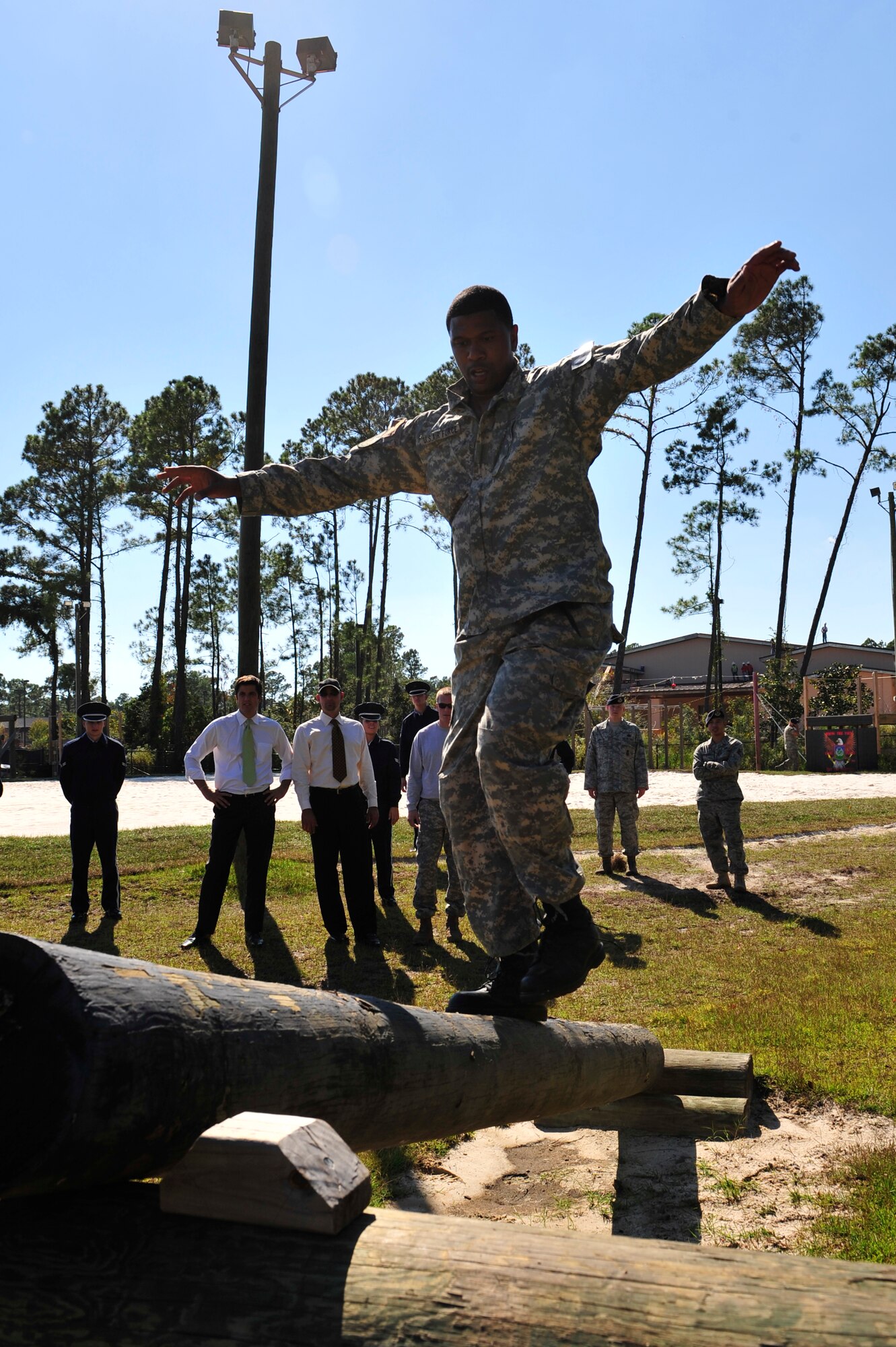 Jalen Rose, an ESPN/NBA analyst, works his way through ?The Jungle,? the Tactical Air Control Party (TACP) training course at Hurlburt Field Fla., Sept. 29, 2010. ESPN along with many other media oulets are visiting Hurlburt Field to document the Miami HEAT?s training camp that?s taking place at the Aderholt Fitness Center from Sept. 28 through Oct. 3, 2010. (DoD Photo by Staff Sgt. Stephanie Jacobs/RELEASED) 
