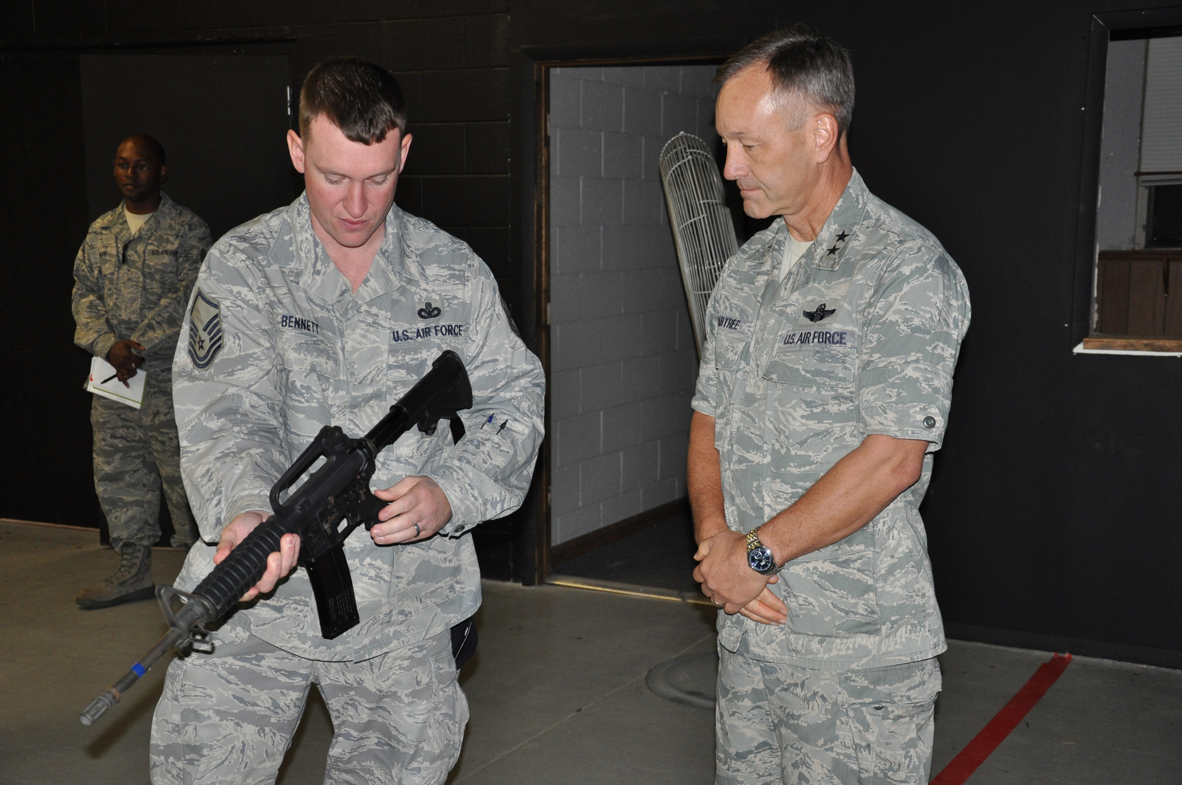 4th Air Force commander tours 445th Airlift Wing > 445th Airlift Wing ...