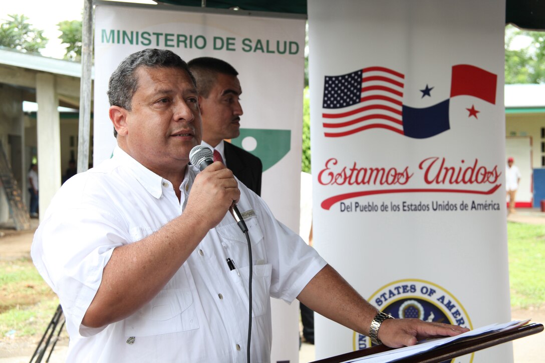 Franklin Vergara, Panama’s minister of health, addresses Panamanian citizens and Continuing Promise personnel during a presidential visit to a medical site in Punta Pena, Oct. 4. Marines, sailors, soldiers, airmen, civilians and Panamanian citizens attended a visit by Panamanian President Ricardo Martinelli, Vice President Juan Carlos Varela; Phyllis M. Powers, U.S. ambassador to Panama and Vergara. CP10 personnel are anchored off the coast of Chiriqui Grande, Panama, to conduct humanitarian operations to the Caribbean, Central and South America.